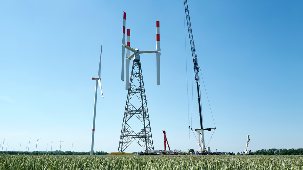 Horizontalachser und Vertikalachser nebeneinander auf einem Wind-Testfeld in Grevenbroich in Nordrhein-Westfalen 