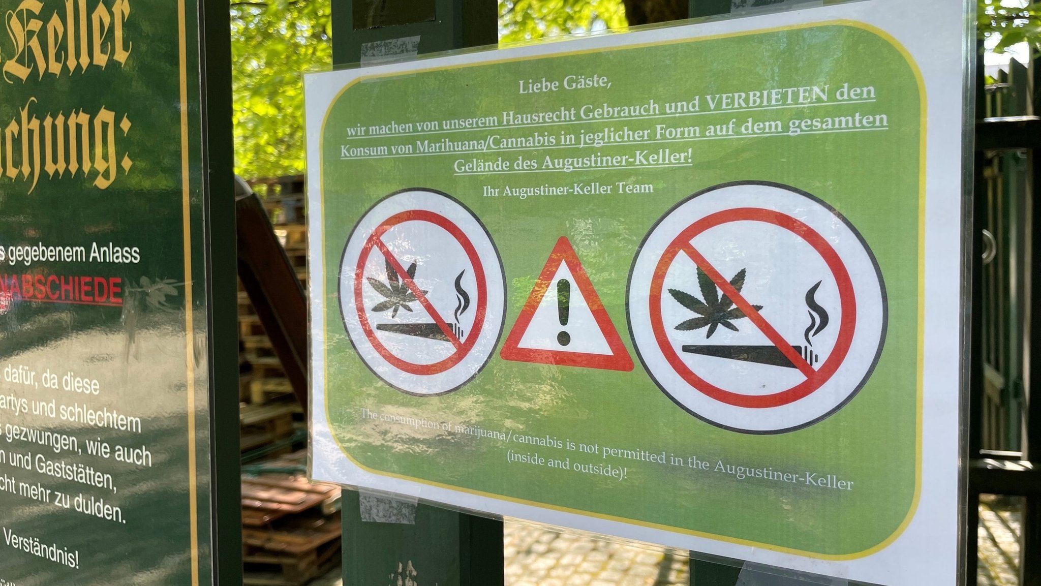 PRODUKTION - 09.04.2024, München: Am Augustiner-Keller in der Arnulfstraße in München verweist ein Schild auf das Hausrecht und untersagt damit den Konsum von Cannabis in jeglicher Form. Das betrifft auch den zugehörigen großen Biergarten. (zu dpa: Keks zur Maß: Brotzeit in Bayerns Biergärten mit Cannabis-Gebäck?) Foto: Simon Sachseder/dpa - ACHTUNG: Nur zur redaktionellen Verwendung im Zusammenhang mit der aktuellen Berichterstattung und nur mit vollständiger Nennung des vorstehenden Credits +++ dpa-Bildfunk +++