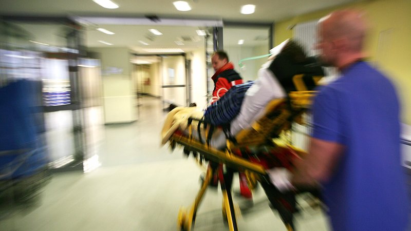 Ein Patient wird in die Notaufnahme transportiert.