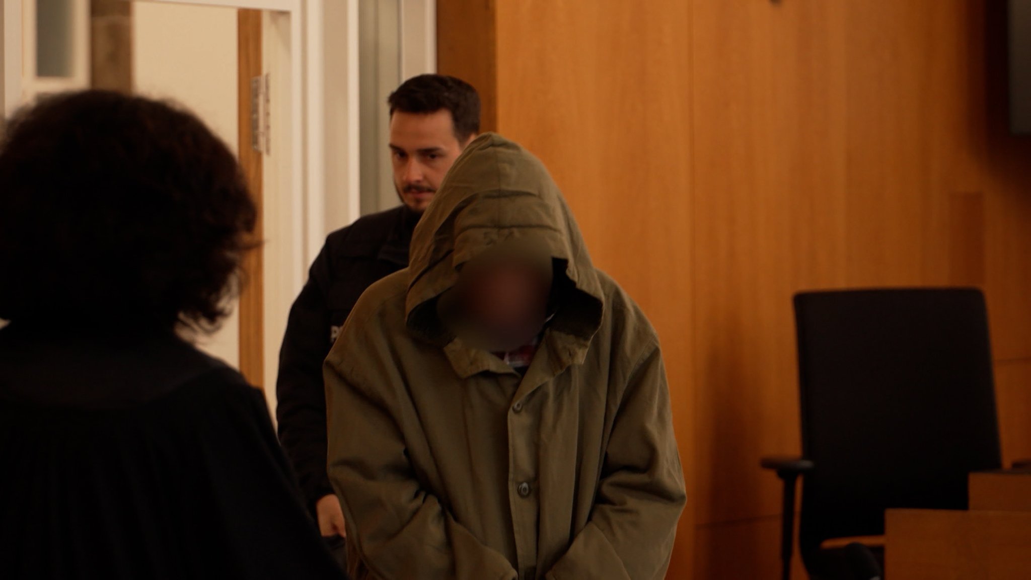 Angeklagter wird in Gerichtssaal geführt