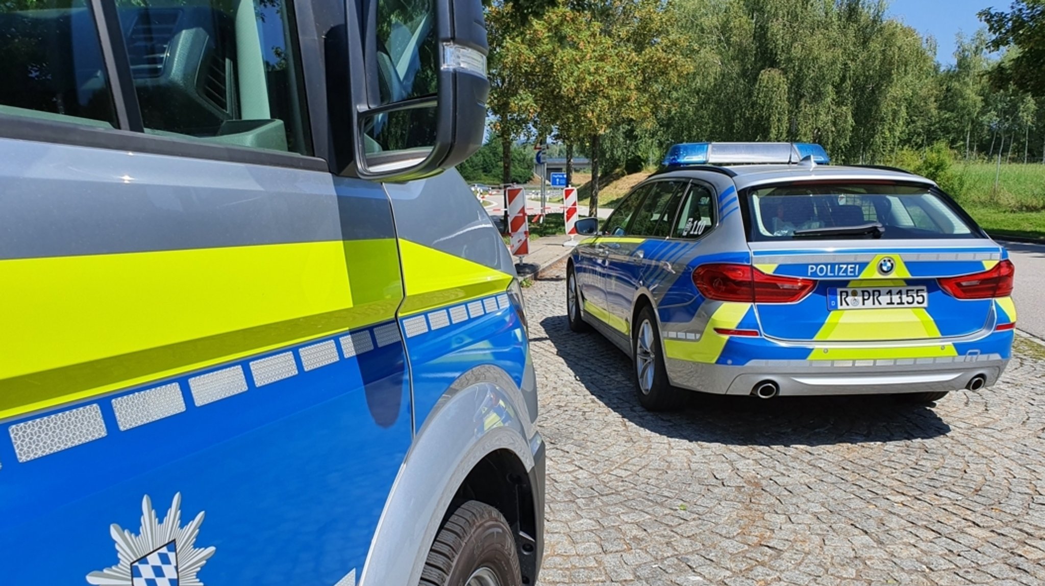 Zwei Einsatzwagen der Polizei