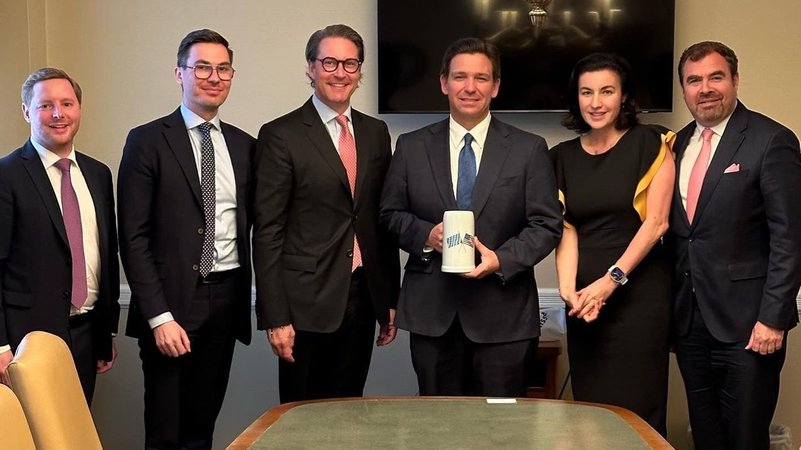 Die Mitglieder der CSU-Landegruppe im Bundestag, Andreas Scheuer, Dorothee Bär und Florian Hahn, posieren zusammen mit dem Gouverneur des US-Bundestaats Florida, Ron DeSantis, für ein Foto.