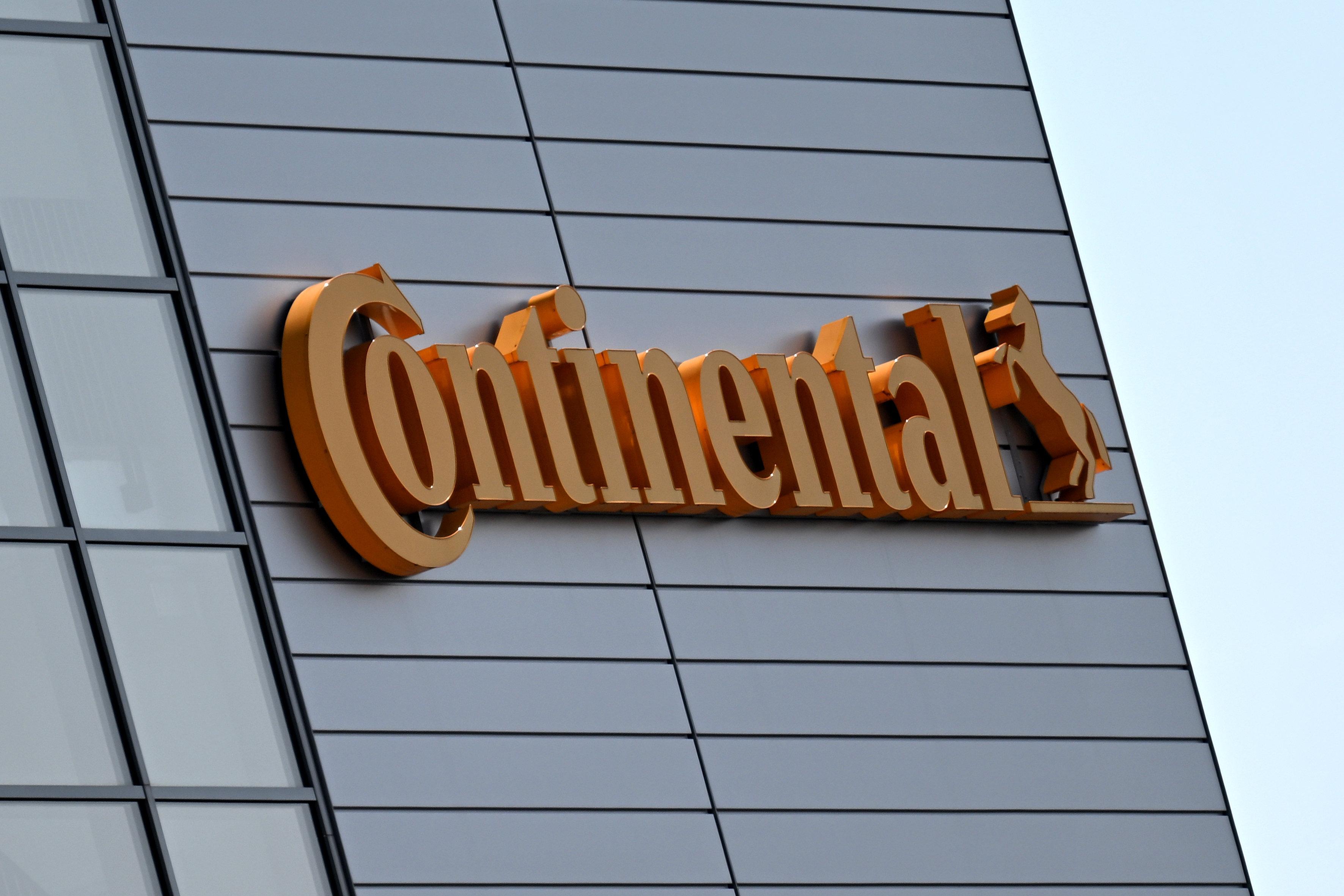 Firmengebäude mit der Aufschrift des Automobilzulieferes Continental in Regensburg