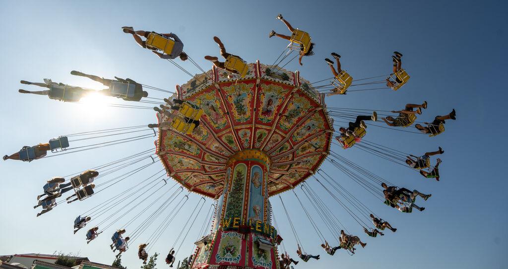 21.09.2024, Bayern, München: Auf dem Oktoberfest fliegen die Fahrgäste eine Runde Kettenkarussell. Die Wiesn findet vom 21. September bis 6. Oktober 2024 statt. Foto: Stefan Puchner/dpa +++ dpa-Bildfunk +++