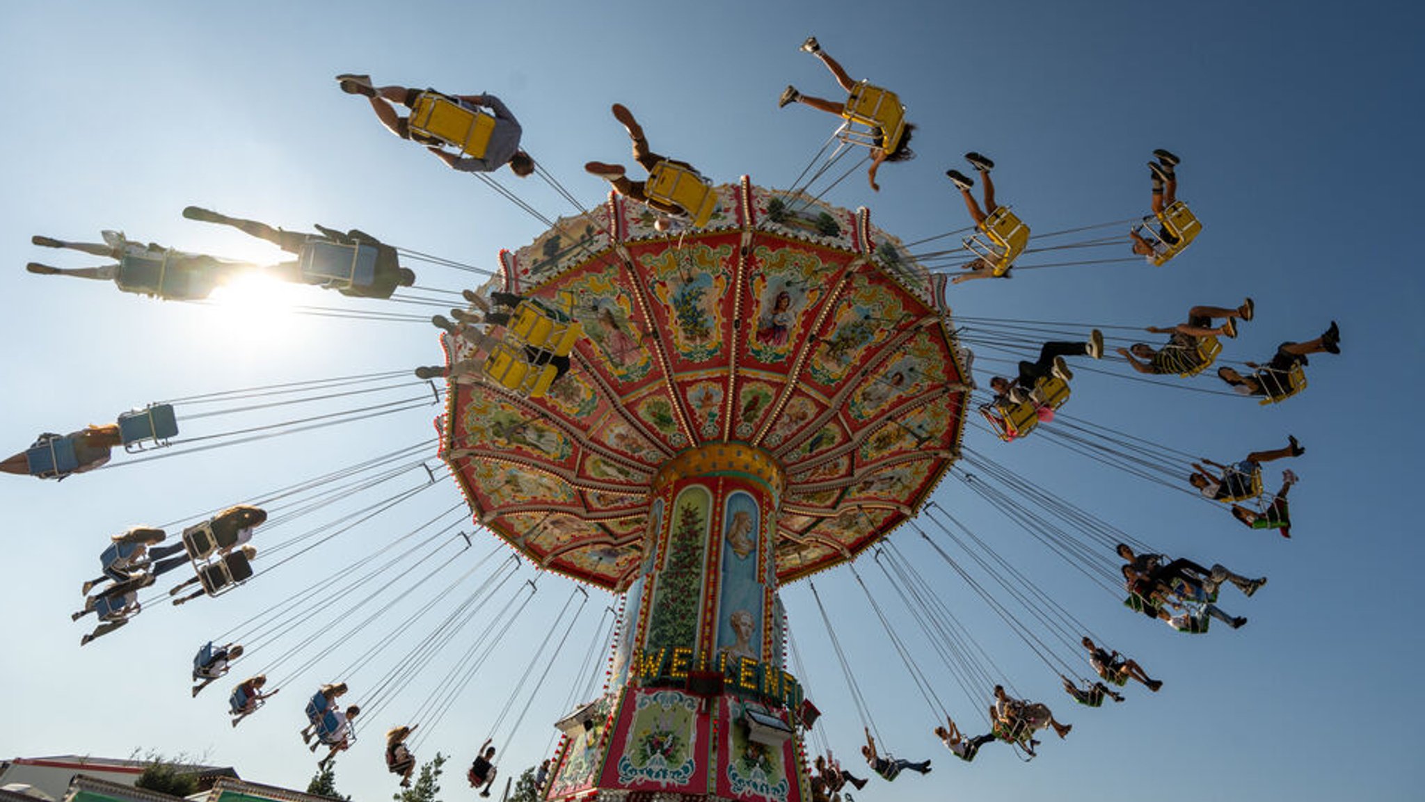 21.09.2024, Bayern, München: Auf dem Oktoberfest fliegen die Fahrgäste eine Runde Kettenkarussell. Die Wiesn findet vom 21. September bis 6. Oktober 2024 statt. Foto: Stefan Puchner/dpa +++ dpa-Bildfunk +++