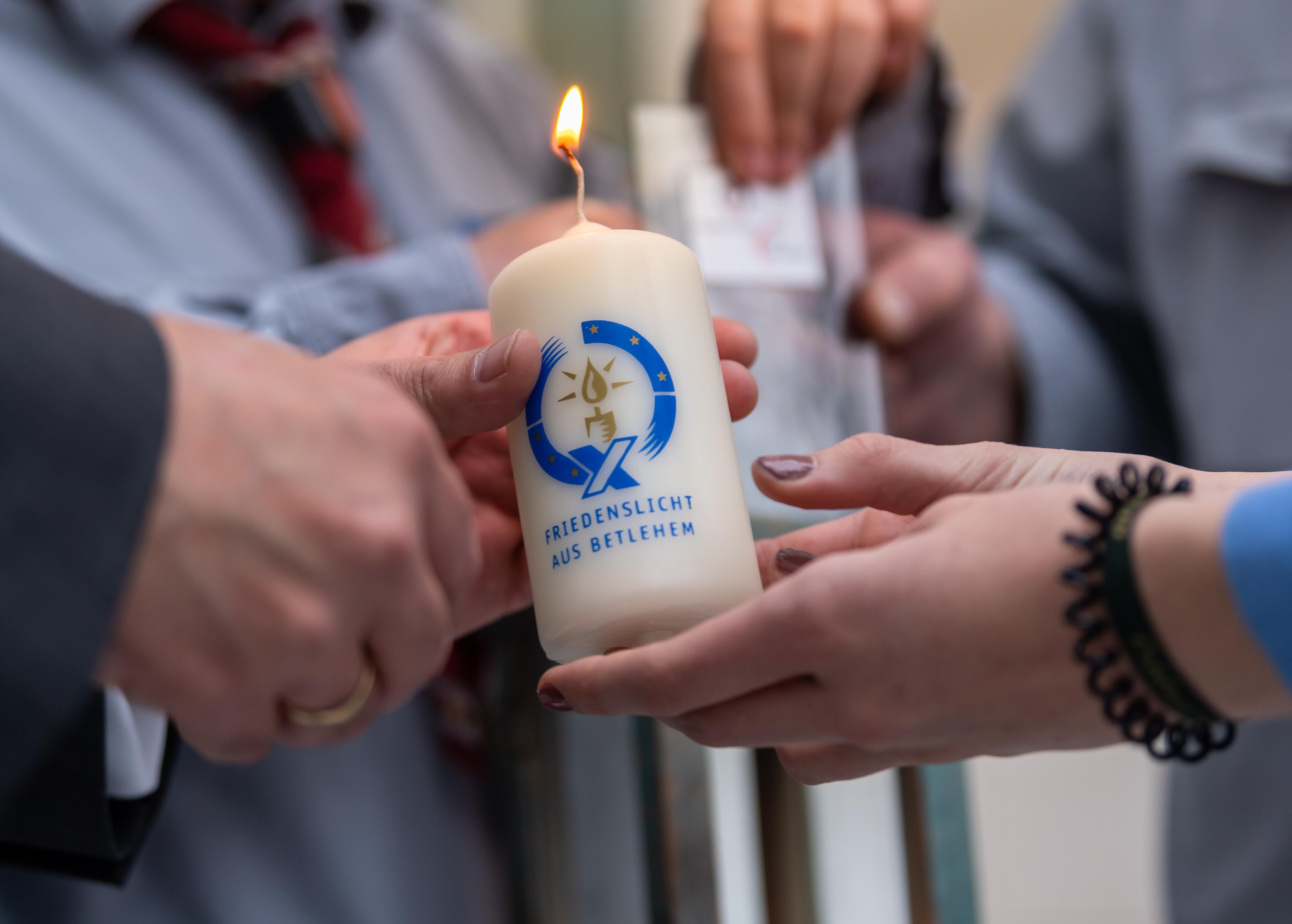 Bayerische Pfadfinder übergeben das Friedenslicht aus Bethlehem (Archivbild)