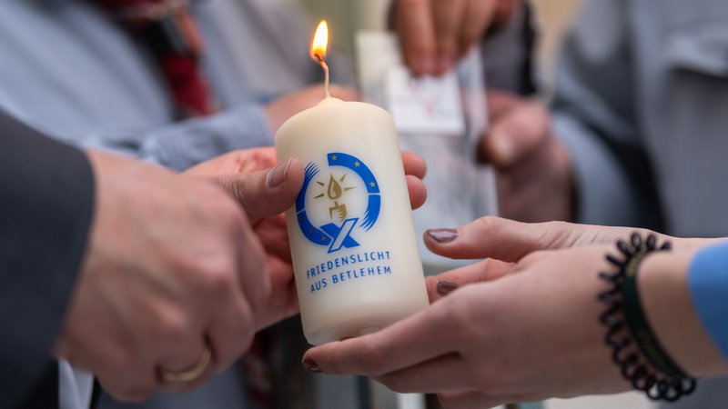 Bayerische Pfadfinder übergeben das Friedenslicht aus Bethlehem (Archivbild) | Bild: picture alliance/dpa | Peter Kneffel Bayerische Pfadfinder übergeben das Friedenslicht aus Bethlehem (Archivbild)