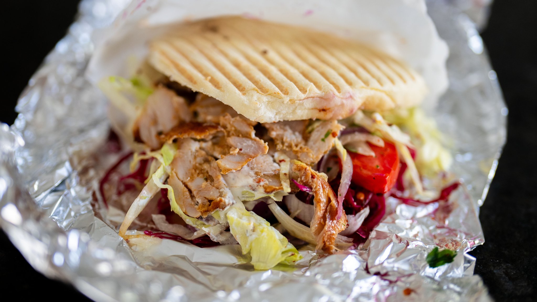 Symbolbild: Hühner-Kebab-Spieße aus Polen stehen in Verdacht, in mehreren EU-Staaten Auslöser von Krankheitsausbrüchen durch Salmonellen zu sein.