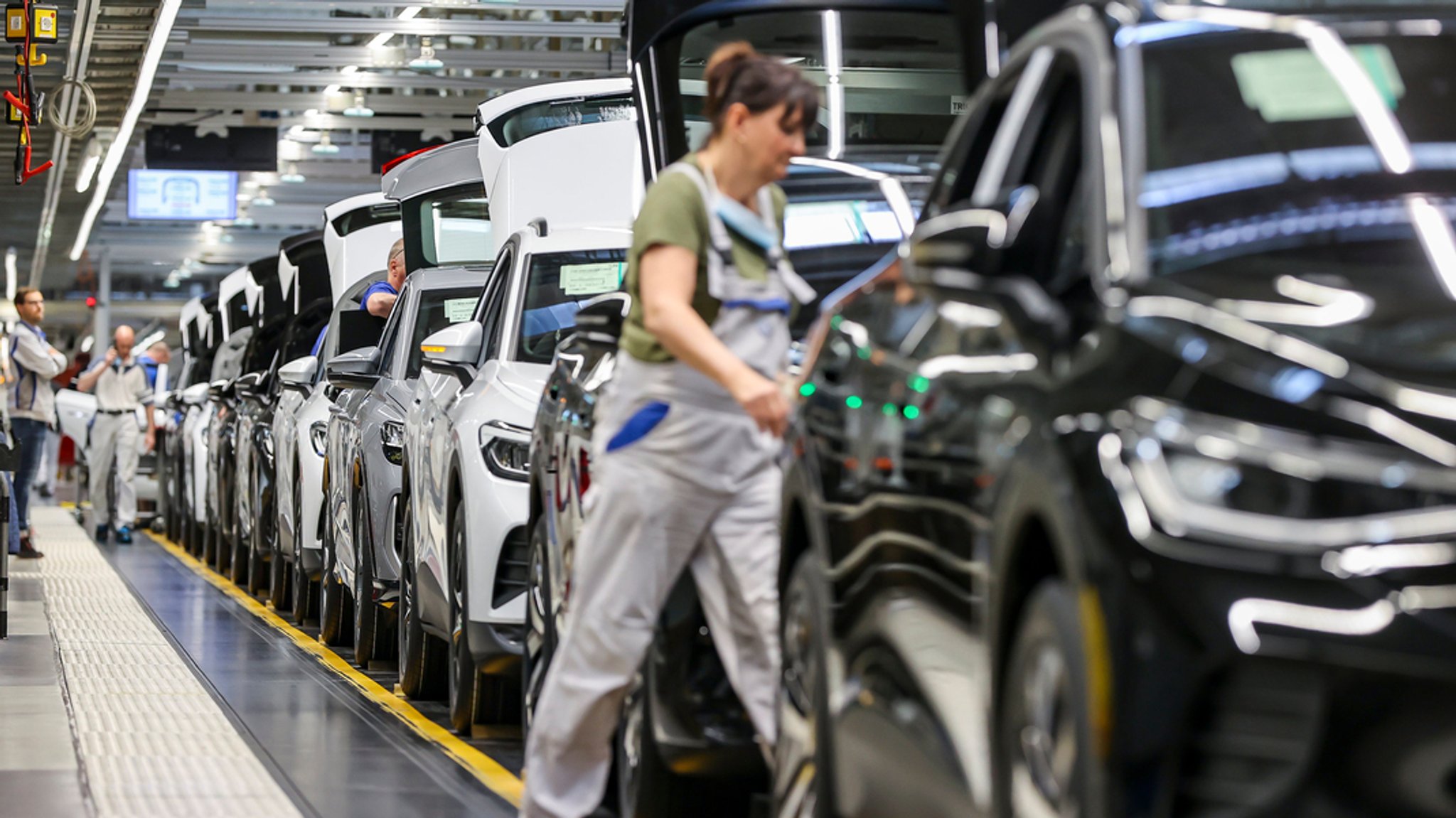 Verschiedene E-Fahrzeuge laufen im Werk von Volkswagen in Zwickau übers Band. 