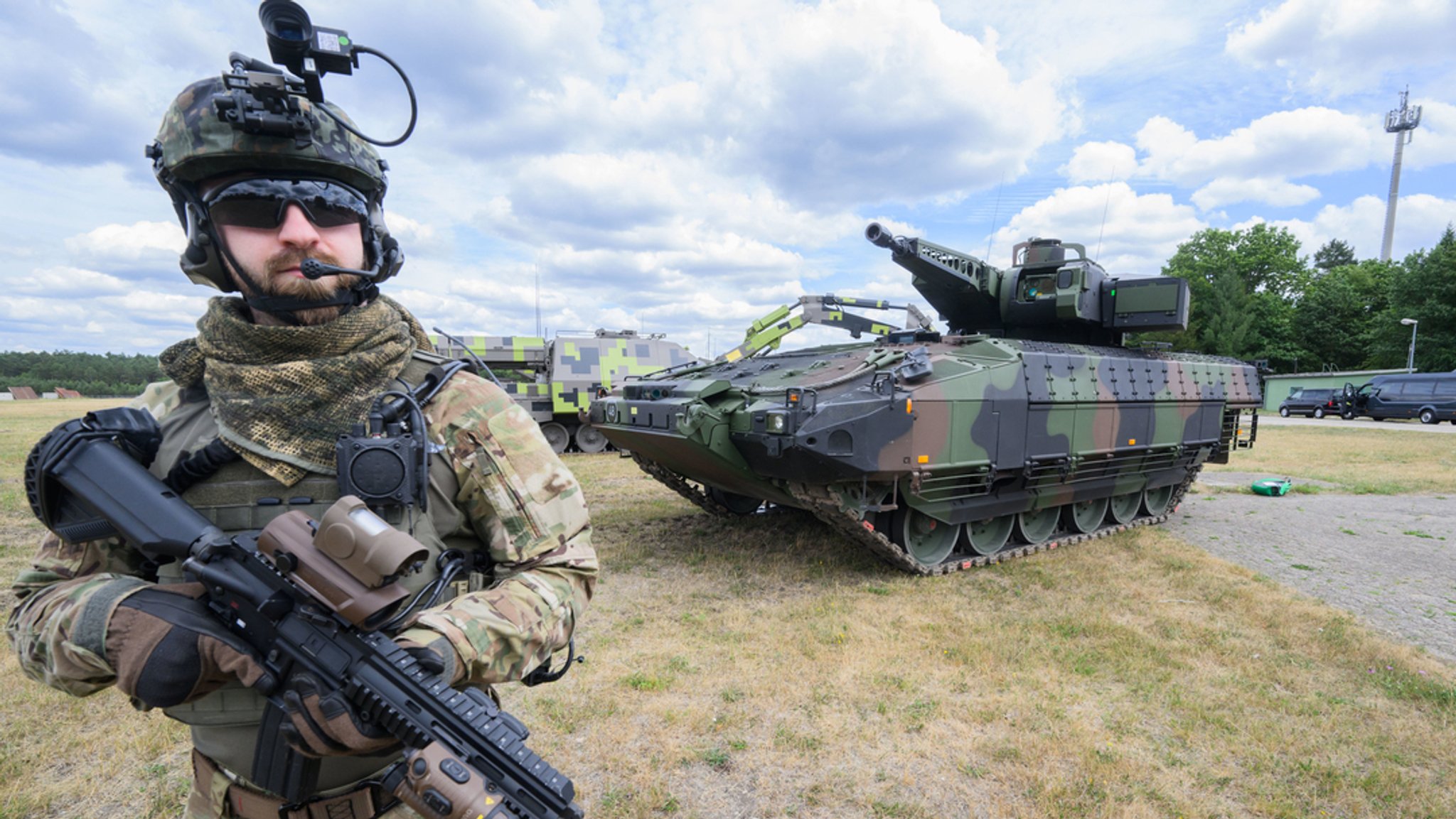 Bundeswehrsoldat vor dem Schützenpanzer Puma des Rüstungskonzerns Rheinmetall (Archivbild)