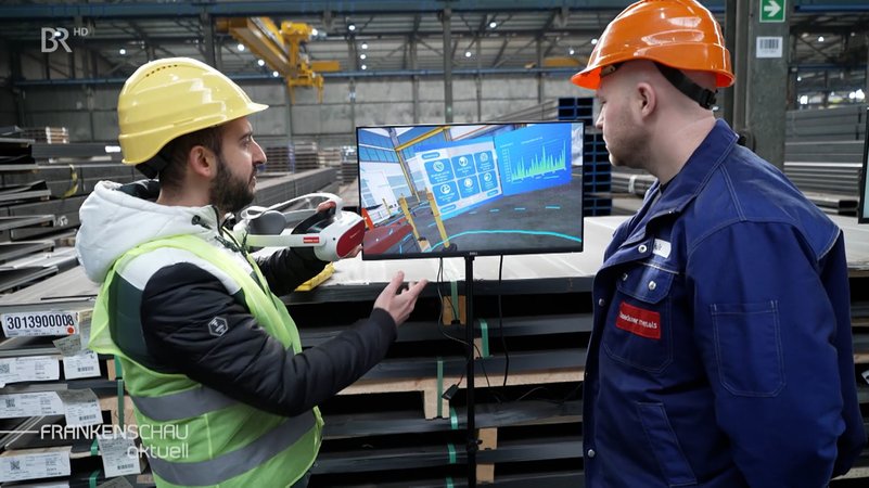 Zwei Männer schauen sich die Bilder der VR-Brille auf einem Bildschirm an. | Bild: BR Zwei Männer schauen sich die Bilder der VR-Brille auf einem Bildschirm an.