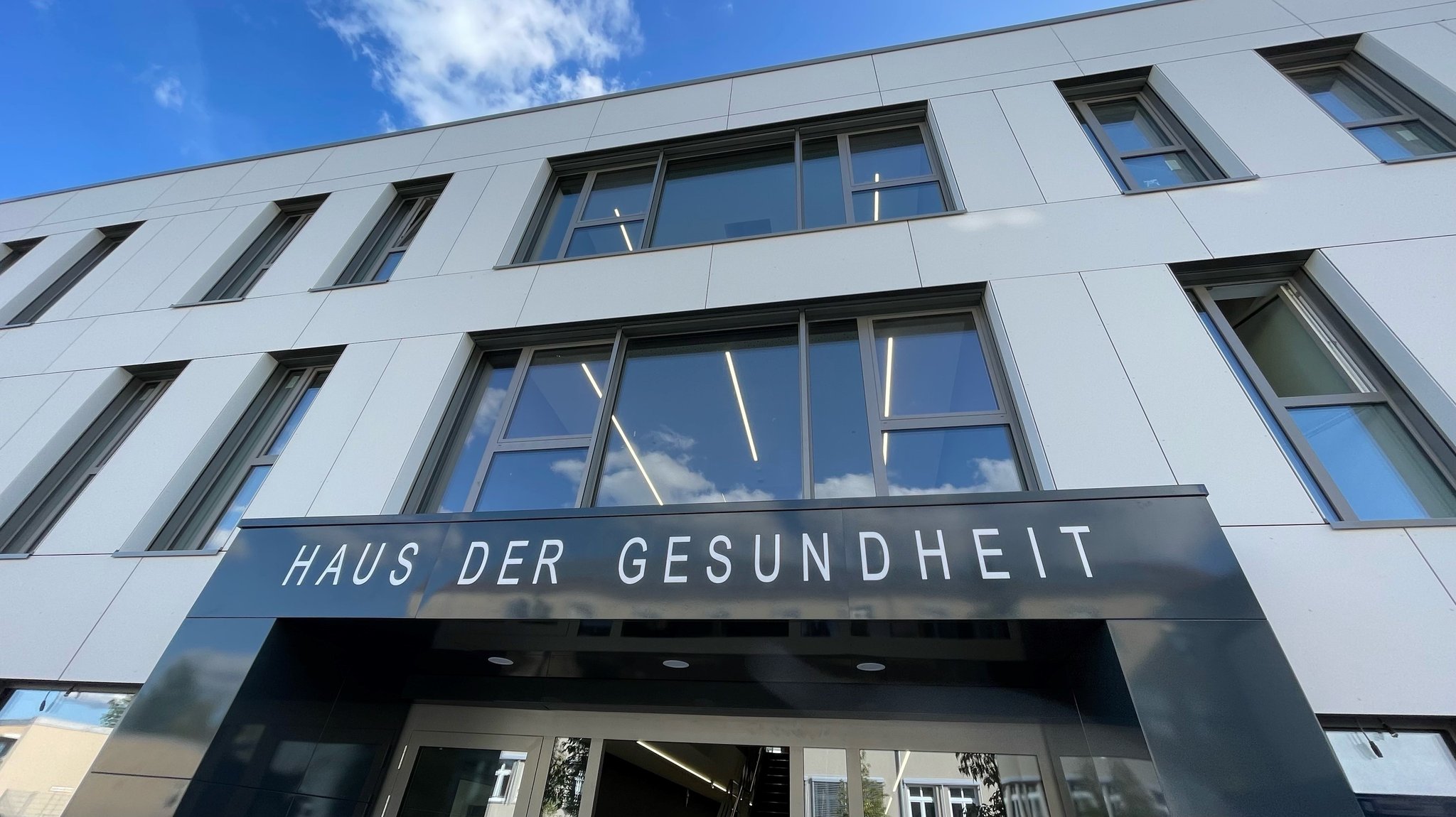 Auf der Fassade eines Gebäudes steht "Haus der Gesundheit"