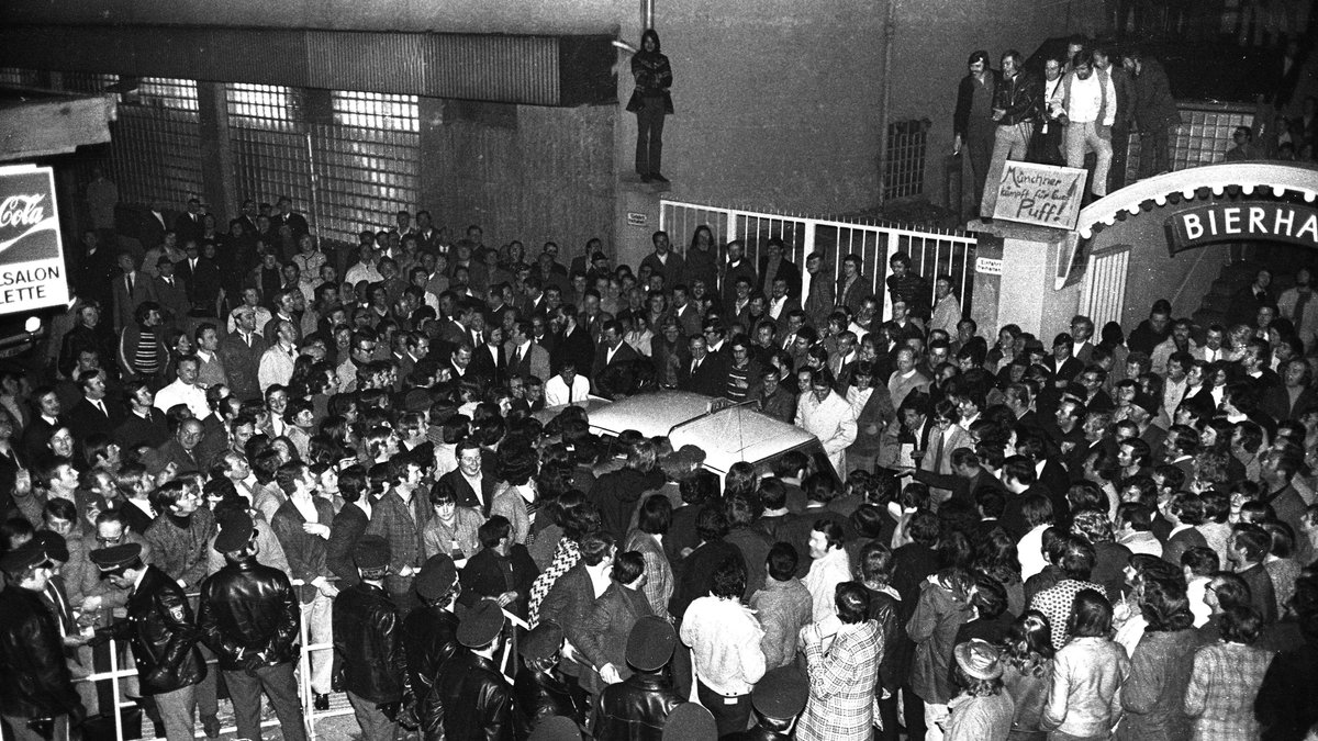 Demonstrationen im Bahnhofsviertel München 1972: Männer ergreifen die Initiative und halten Schilder hoch.