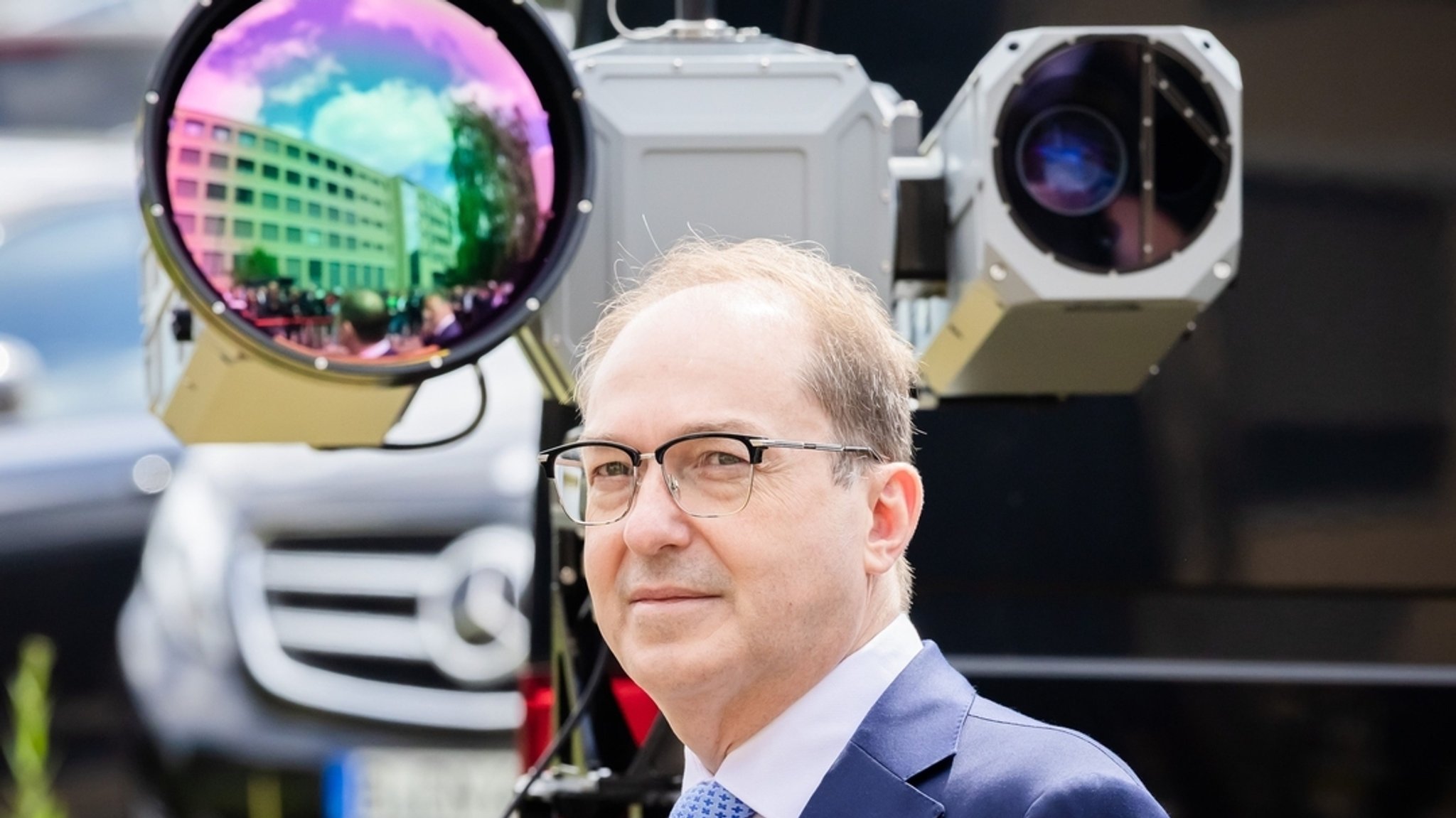 16.06.2026, Berlin: Alexander Dobrindt (CSU) steht bei der Einweihung des GAZ Hybrid vor einem Vision-Flex-Kamerasystem zur Abwehr von Drohnen.