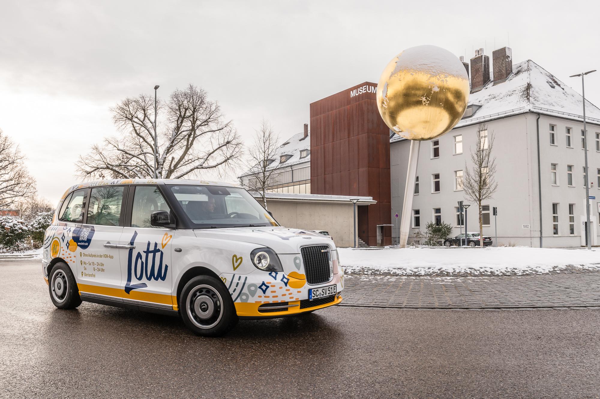 Taxi mit der Aufschrift "Lotti" an der Seite