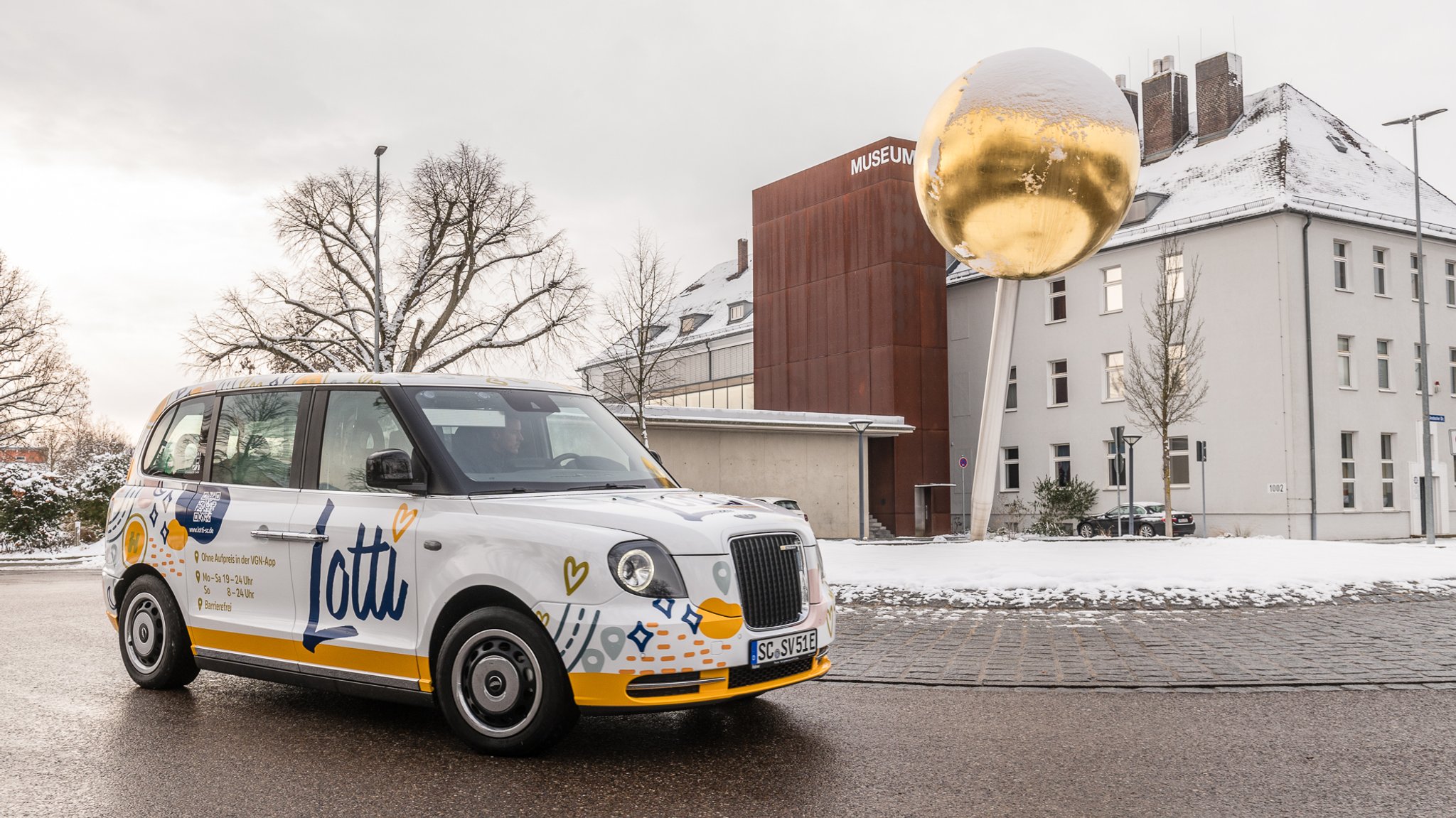 Taxi mit der Aufschrift "Lotti" an der Seite