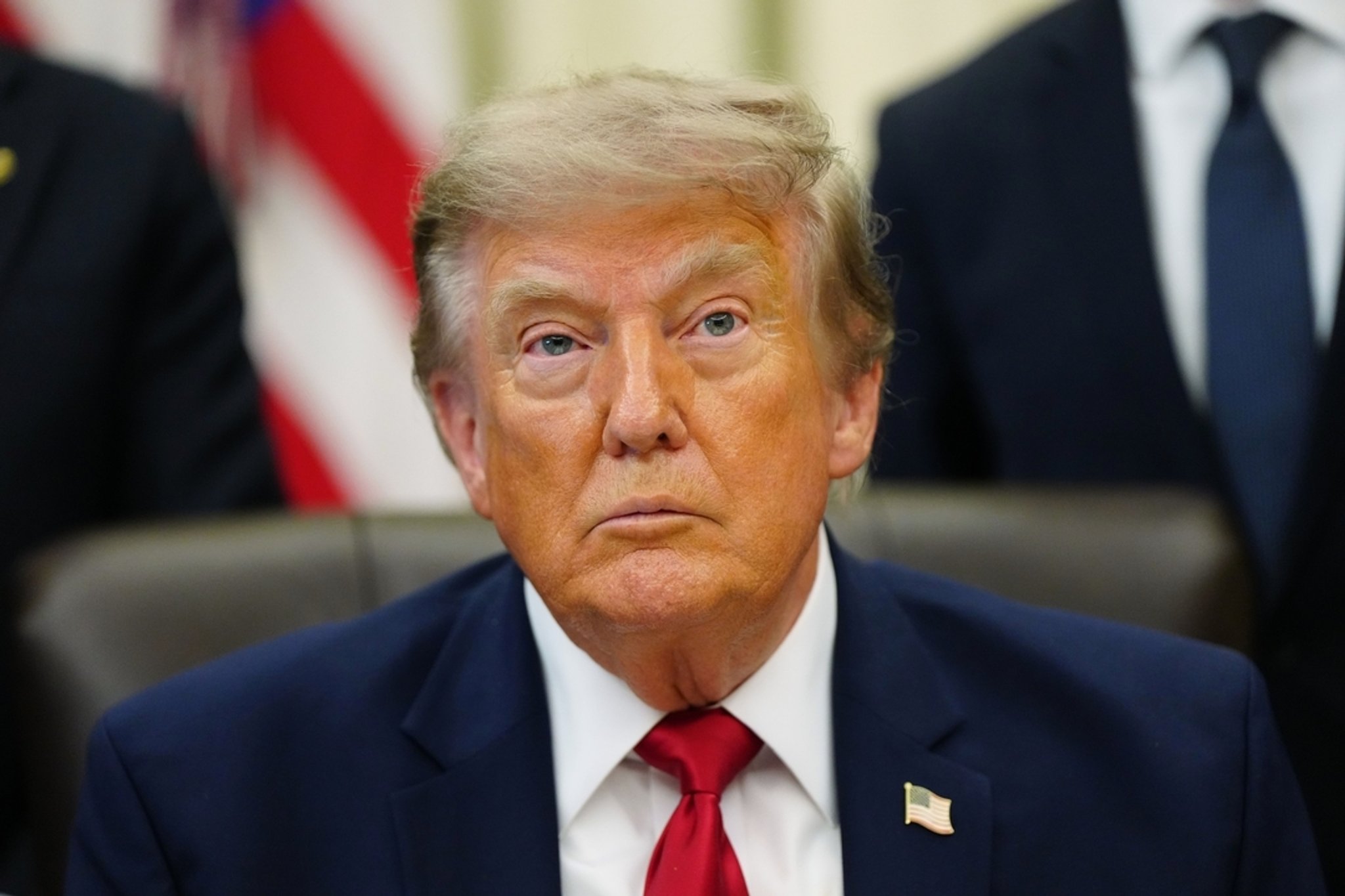 13.07.2026, USA, Washington: US-Präsident Donald Trump in Washington im Oval Office des Weißen Hauses. | Bild: dpa-Bildfunk/Julia Demaree Nikhinson 13.07.2026, USA, Washington: US-Präsident Donald Trump in Washington im Oval Office des Weißen Hauses.