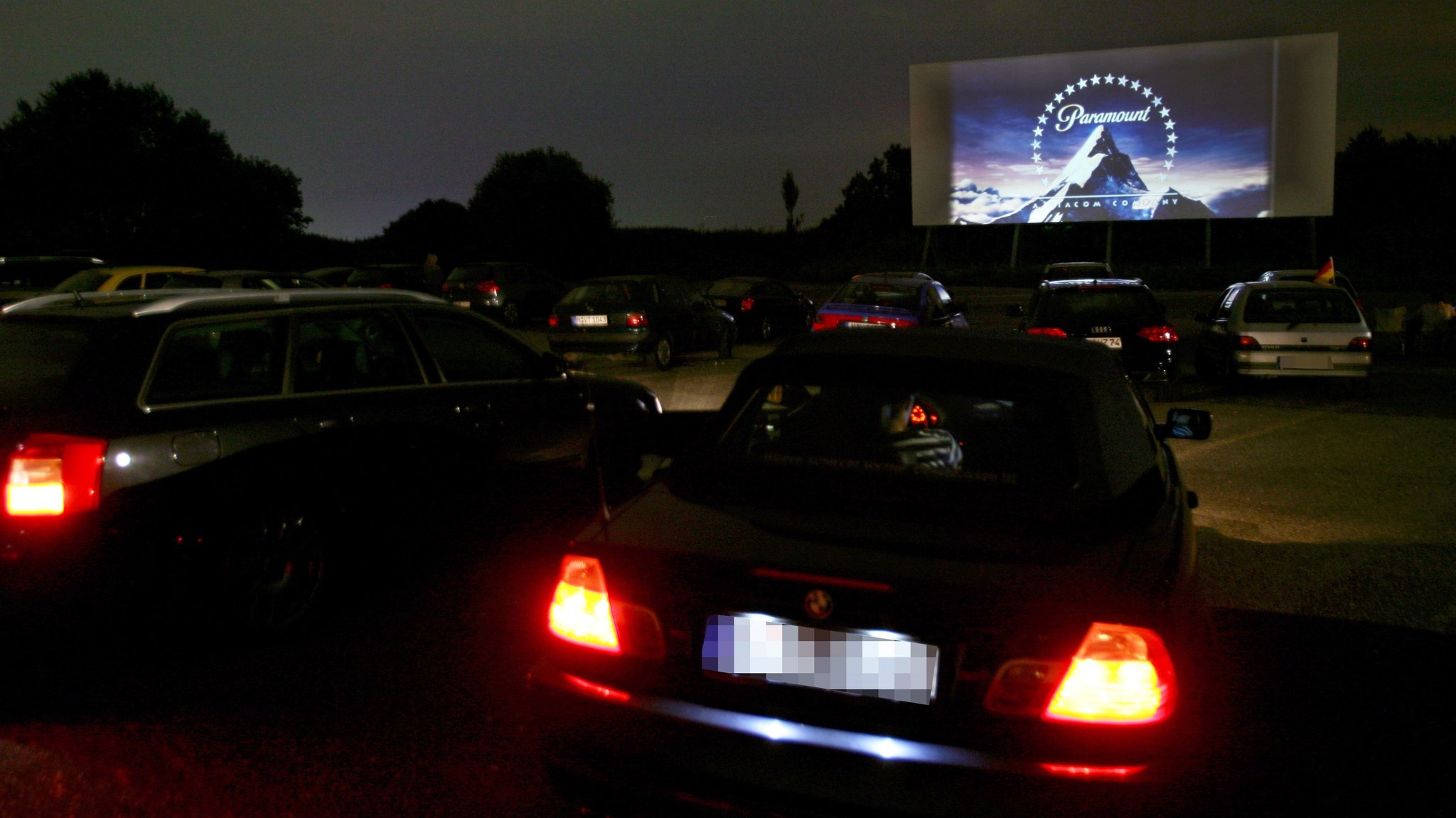 Polizei schleppt getunte Fahrzeuge vor Autokino Aschheim ab