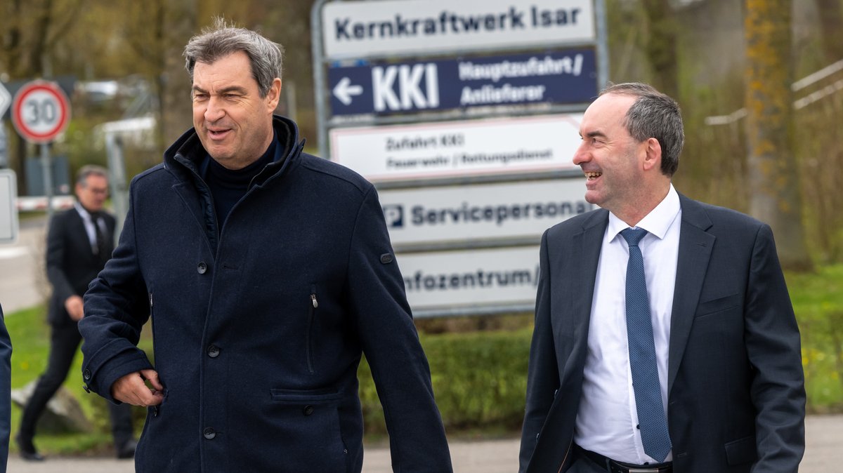 13.04.23: Markus Söder (l.) und Hubert Aiwanger (r.)  kommen nach ihrem Besuch des Kernkraftwerks Isar 2 zu einer Pressekonferenz vor der Anlage.