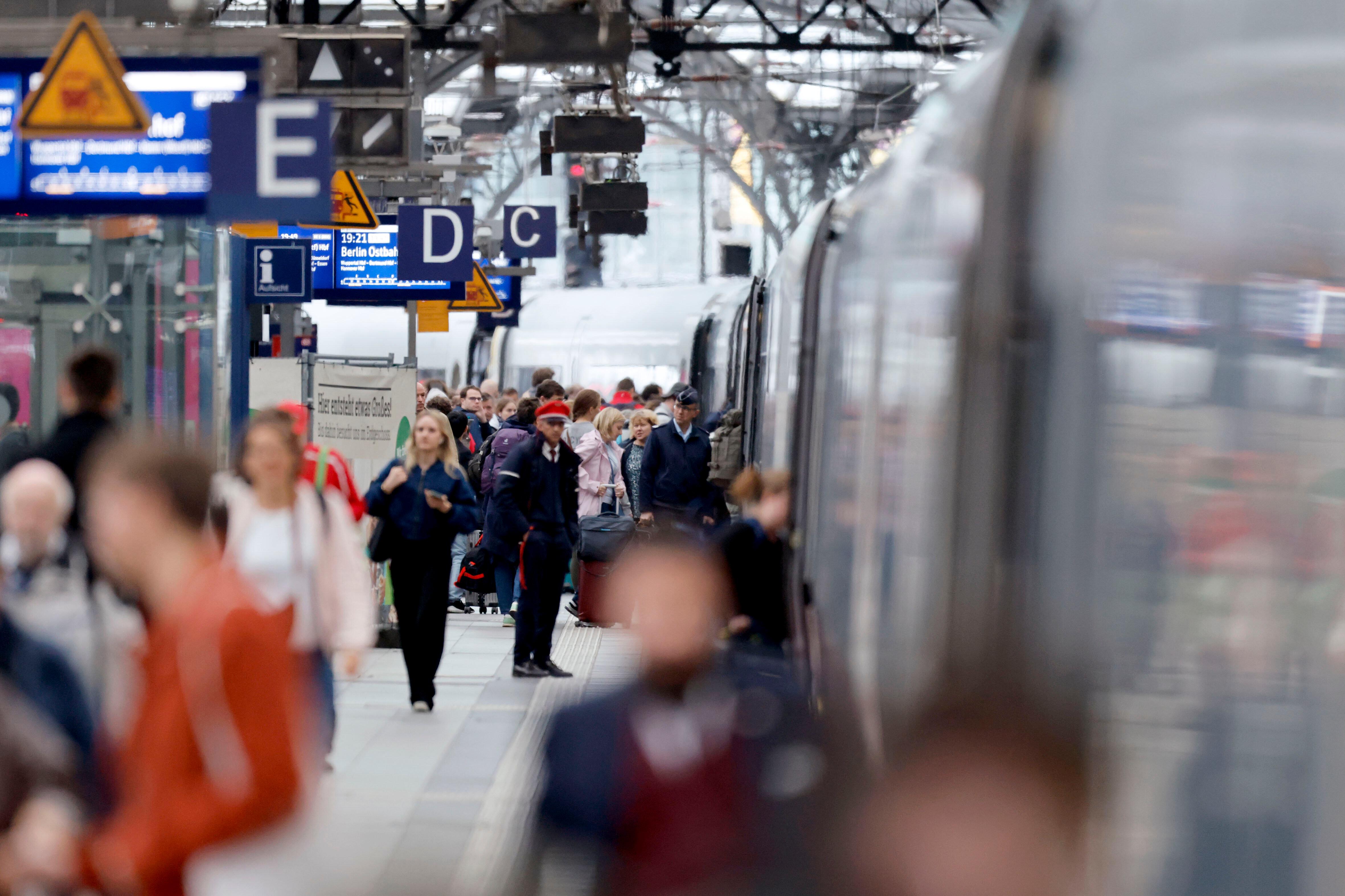 Symbolbild: Kölner Hauptbahnhof – Reisende steigen in einen ICE (4.5.2025)