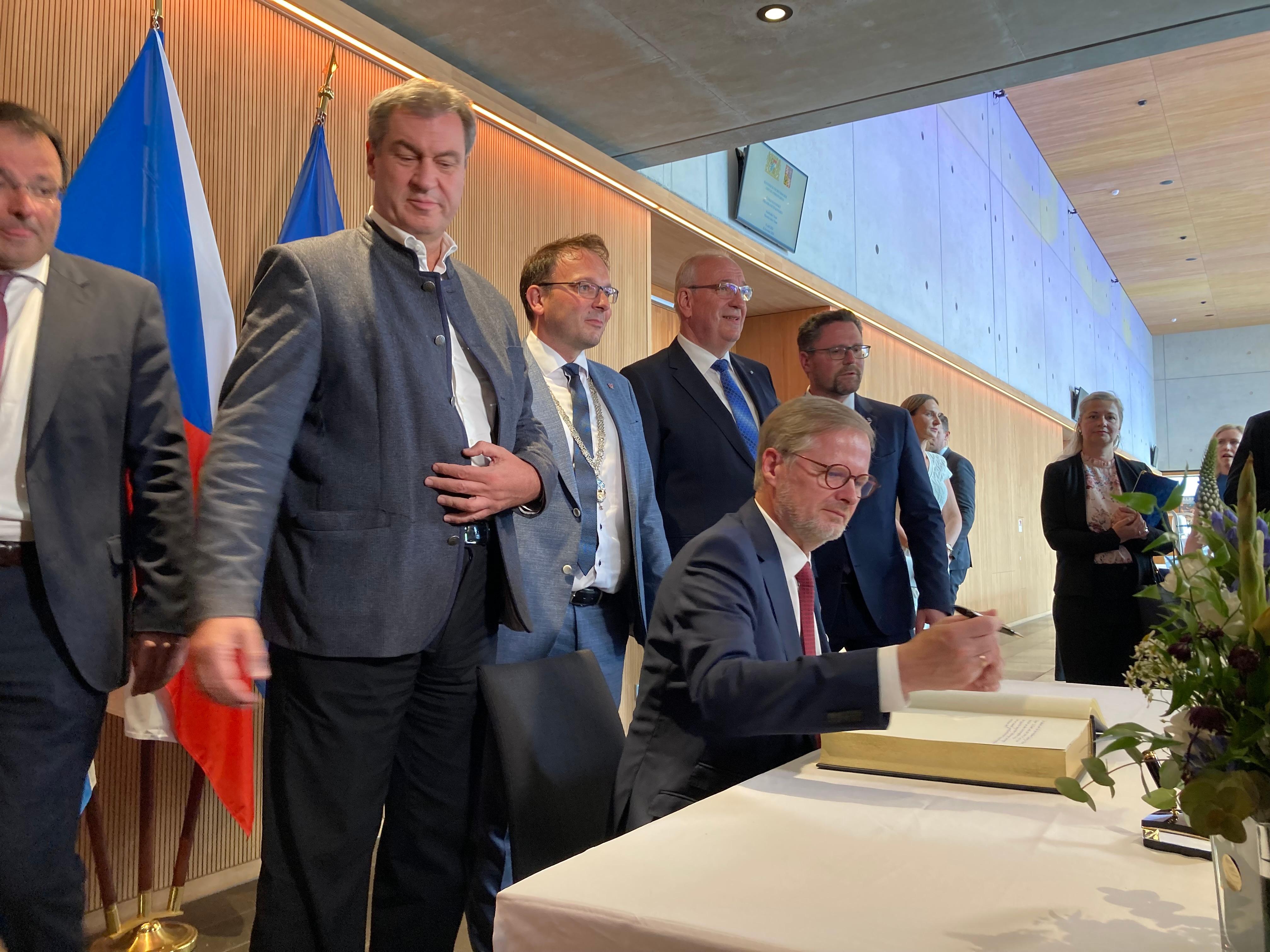 Tschechiens Regierungschef Petr Fiala und Bayerns Ministerpräsident Markus Söder tragen sich beim Treffen in Cham in das Goldene Buch ein. 