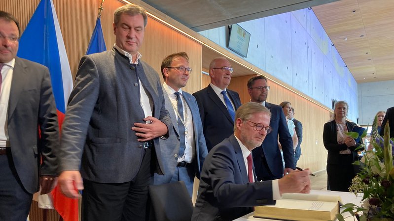 Tschechiens Regierungschef Petr Fiala und Bayerns Ministerpräsident Markus Söder tragen sich beim Treffen in Cham in das Goldene Buch ein. | Bild: BR/Renate Roßberger Tschechiens Regierungschef Petr Fiala und Bayerns Ministerpräsident Markus Söder tragen sich beim Treffen in Cham in das Goldene Buch ein.