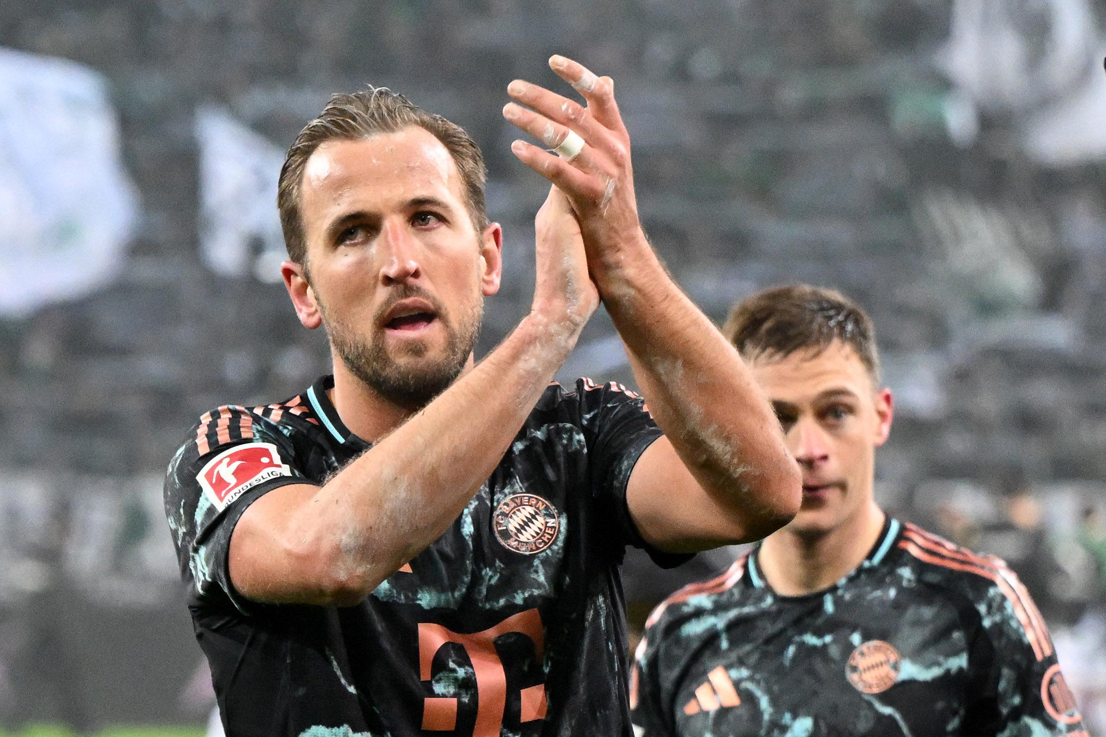11.01.2025, Nordrhein-Westfalen, Mönchengladbach: Fußball, Bundesliga, Borussia Mönchengladbach - FC Bayern München, Spieltag 16, Stadion im Borussia-Park, Münchens Harry Kane feiert den Sieg. WICHTIGER HINWEIS: Gemäß den Vorgaben der DFL Deutsche Fußball Liga bzw. des DFB Deutscher Fußball-Bund ist es untersagt, in dem Stadion und/oder vom Spiel angefertigte Fotoaufnahmen in Form von Sequenzbildern und/oder videoähnlichen Fotostrecken zu verwerten bzw. verwerten zu lassen. Foto: Federico Gambarini/dpa +++ dpa-Bildfunk +++