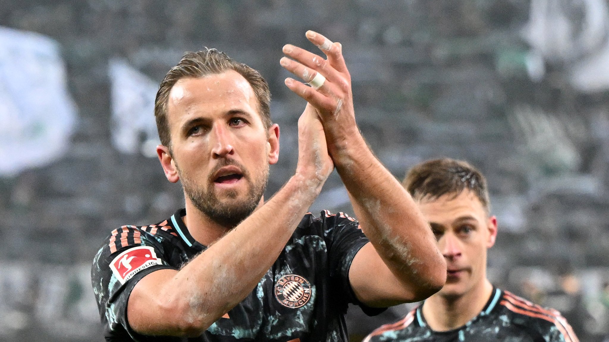 11.01.2025, Nordrhein-Westfalen, Mönchengladbach: Fußball, Bundesliga, Borussia Mönchengladbach - FC Bayern München, Spieltag 16, Stadion im Borussia-Park, Münchens Harry Kane feiert den Sieg. WICHTIGER HINWEIS: Gemäß den Vorgaben der DFL Deutsche Fußball Liga bzw. des DFB Deutscher Fußball-Bund ist es untersagt, in dem Stadion und/oder vom Spiel angefertigte Fotoaufnahmen in Form von Sequenzbildern und/oder videoähnlichen Fotostrecken zu verwerten bzw. verwerten zu lassen. Foto: Federico Gambarini/dpa +++ dpa-Bildfunk +++