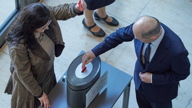 Bundeskanzler Olaf Scholz (SPD) gibt bei der 195. Sitzung des Deutschen Bundestages namentlich seine Stimme zum „Sicherheitspaket“ ab. | Bild: picture alliance/dpa | Jörg Carstensen Bundeskanzler Olaf Scholz (SPD) gibt bei der 195. Sitzung des Deutschen Bundestages namentlich seine Stimme zum „Sicherheitspaket“ ab.