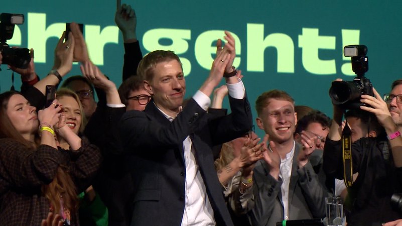 Vor zwölf Jahren kam der gebürtige Münchner in den Stadtrat, drei Jahre lang war er zweiter Bürgermeister hinter Dieter Reiter (SPD). | Bild: Bayerischer Rundfunk 2026 Vor zwölf Jahren kam der gebürtige Münchner in den Stadtrat, drei Jahre lang war er zweiter Bürgermeister hinter Dieter Reiter (SPD).