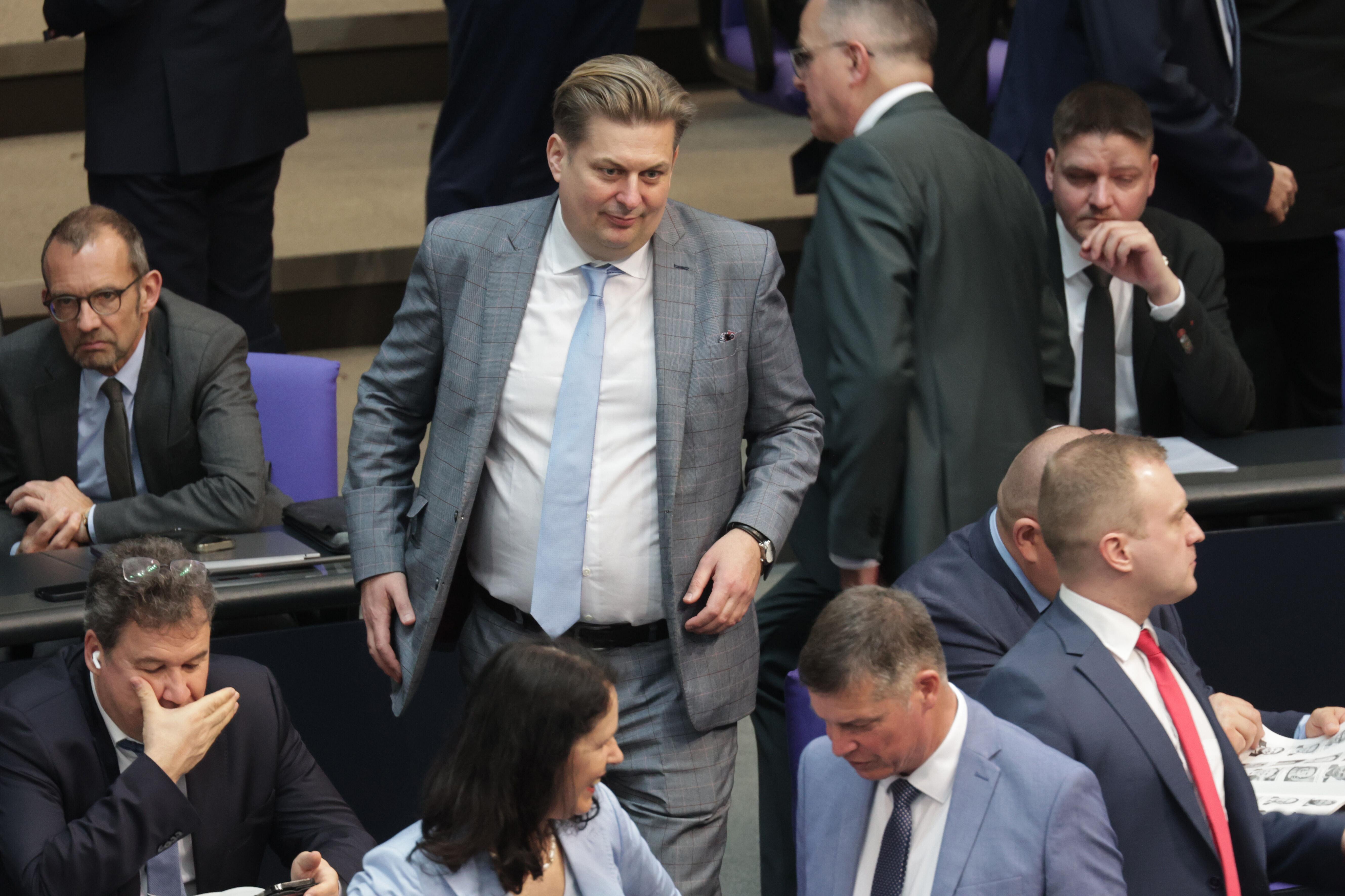 Berlin, 25.3.25: Der AfD-Bundestagsabgeordnete Maximilian Krah (Mitte) vor Beginn der konstituierenden Sitzung des 21. Deutschen Bundestags.