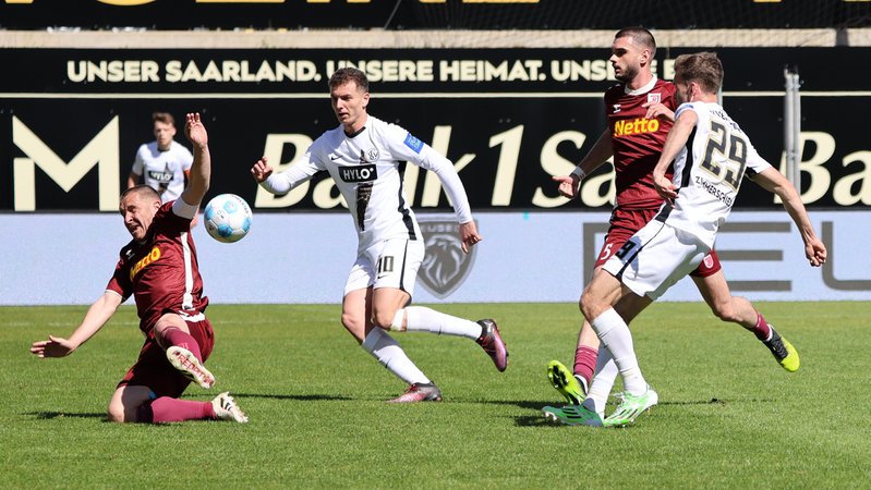 Andreas Geipl wehrt den Schuss von Zimmerschied mit dem Arm ab | Bild: dpa/pa Andreas Geipl wehrt den Schuss von Zimmerschied mit dem Arm ab
