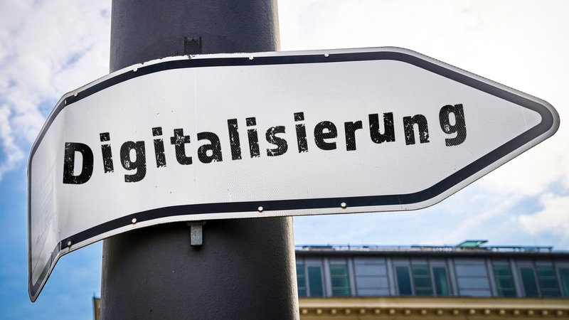 Verbogenes Verkehrsschild auf dem "Digitalisierung" steht. | Bild: picture alliance / Michael Bihlmayer Verbogenes Verkehrsschild auf dem "Digitalisierung" steht.