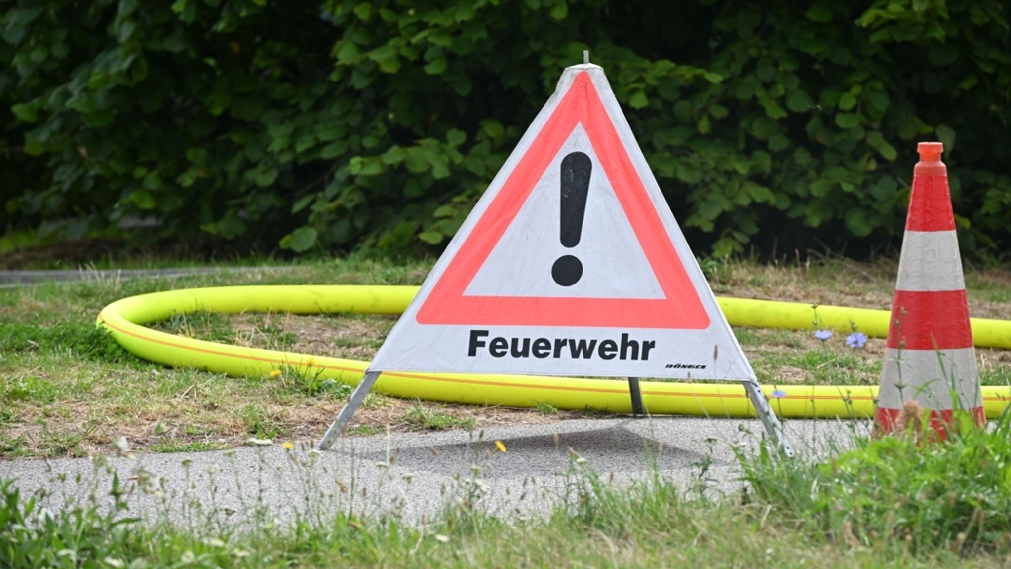 Verkehrszeichen weist auf Feuerwehreinsatz hin (Symbolbild)