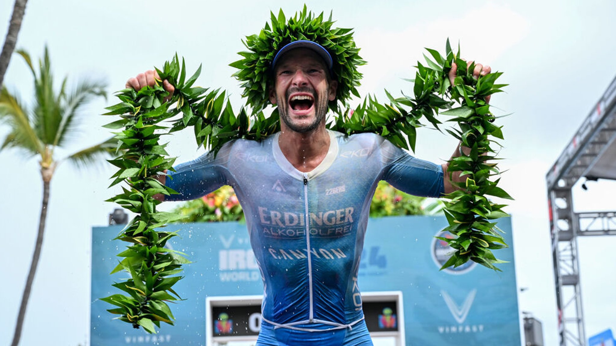 HANDOUT - 26.10.2024, USA, Kaliua-Kona: Patrick Lange geswinnt den Ironman auf Hawaii und jubelt. Foto: Donald Miralle/IRONMAN/dpa - ACHTUNG: Nur zur redaktionellen Verwendung im Zusammenhang mit der aktuellen Berichterstattung und nur mit vollständiger Nennung des vorstehenden Credits +++ dpa-Bildfunk +++