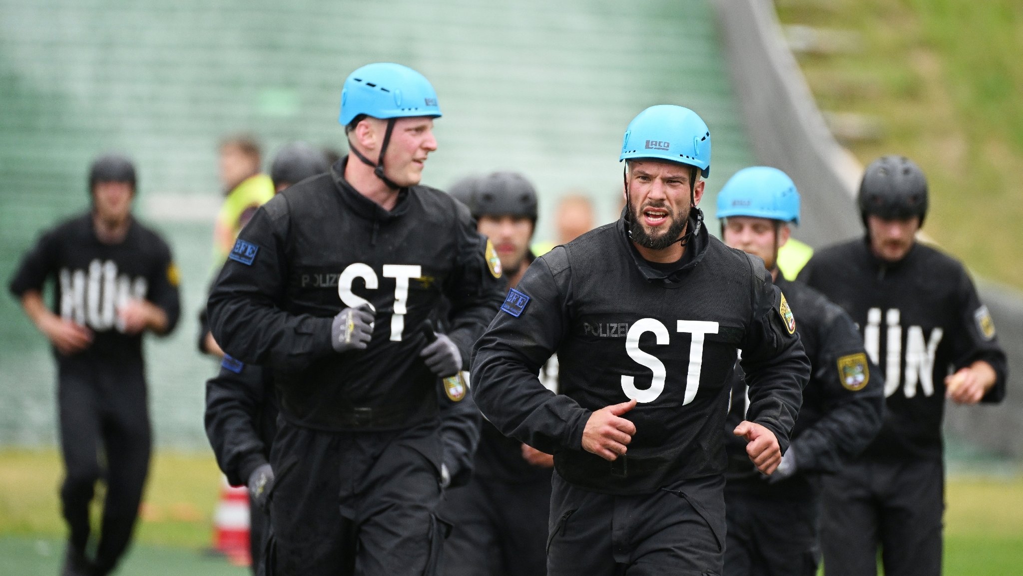 20 Polizei-Teams aus ganz Deutschland messen sich bei der XV. Bundesoffene Vergleichsübung der Beweissicherungs- und Festnahmeeinheiten des Bundes und der Länder im Skisprungstadion.