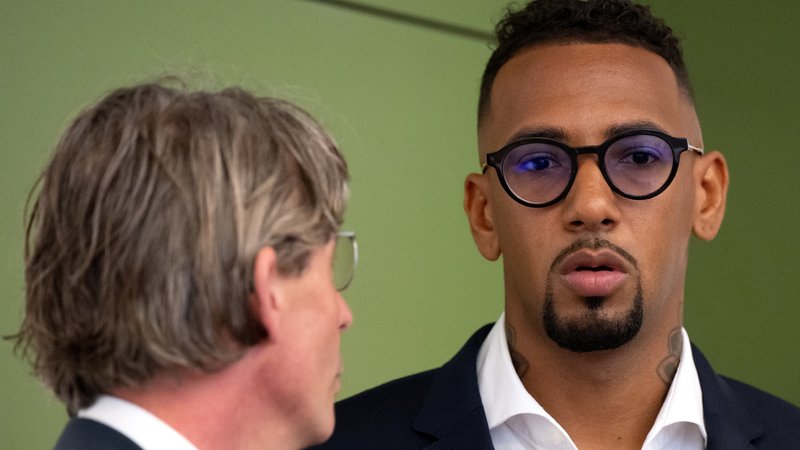 Fußball-Profi Jérôme Boateng steht im Landgericht neben seinem Anwalt Leonard Walischewski | Bild: dpa-bildfunk/Sven Hoppe Fußball-Profi Jérôme Boateng steht im Landgericht neben seinem Anwalt Leonard Walischewski