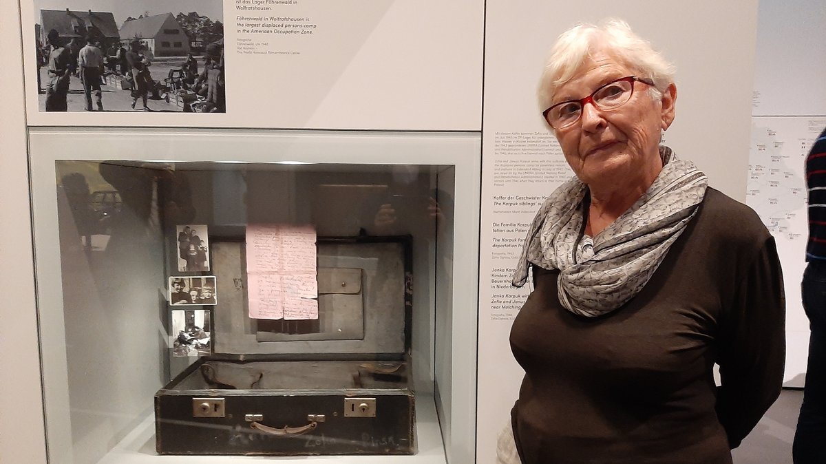 Zofia Oglaza neben ihrem alten Koffer im Museum der Bayerischen Geschichte in Regensburg