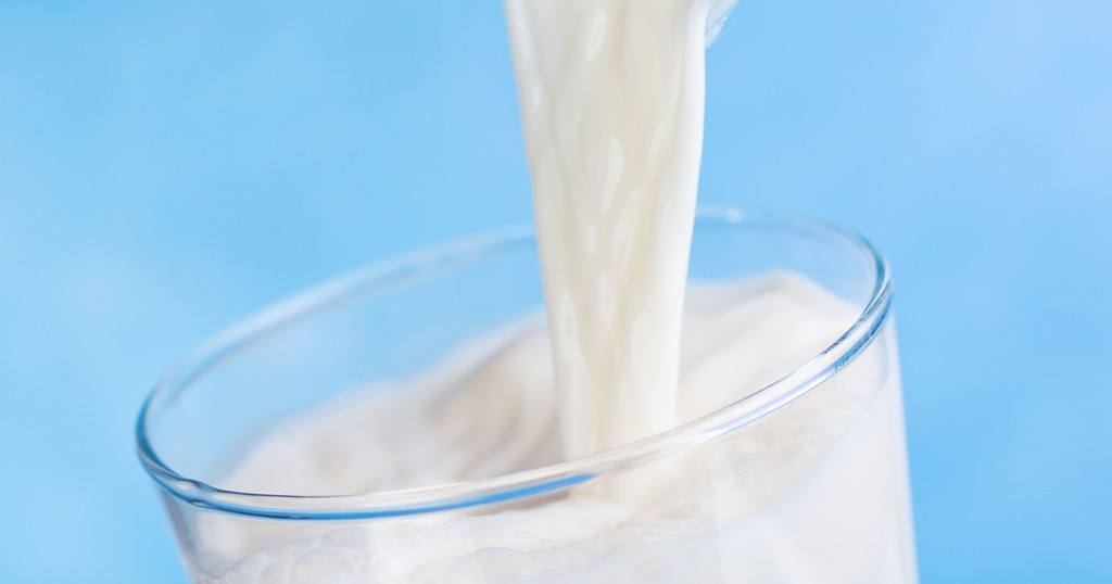 Milch wird in ein Glas gegossen. Ist Milch so gesund, wie immer behauptet wird? Inzwischen gibt es den Verdacht, dass Milch auch Krebs verursachen könnte.