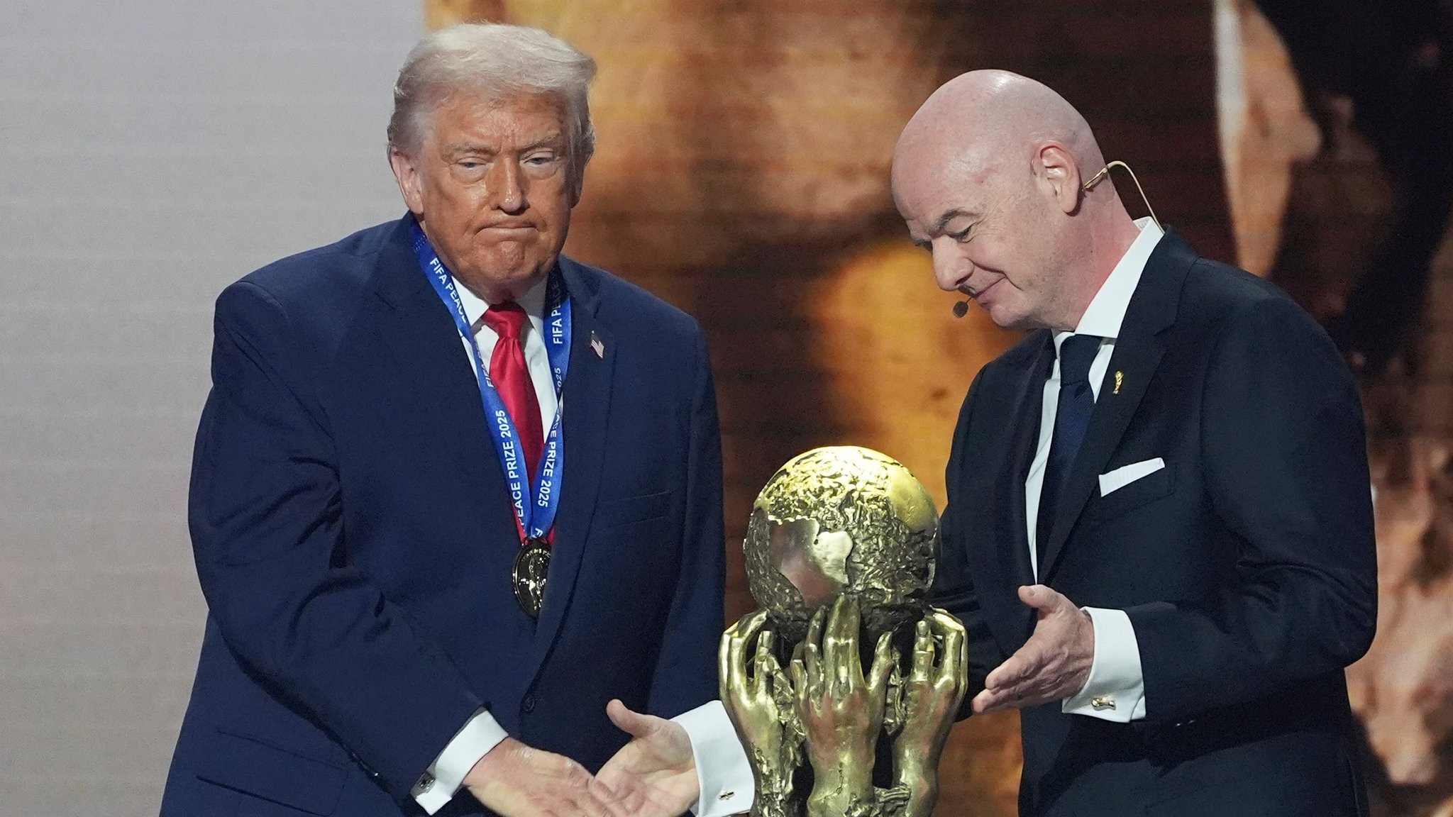 FIFA-Präsident Gianni Infantino (rechts) mit US-Präsident Donald Trump | Bild: picture alliance / ASSOCIATED PRESS | Evan Vucci FIFA-Präsident Gianni Infantino (rechts) mit US-Präsident Donald Trump