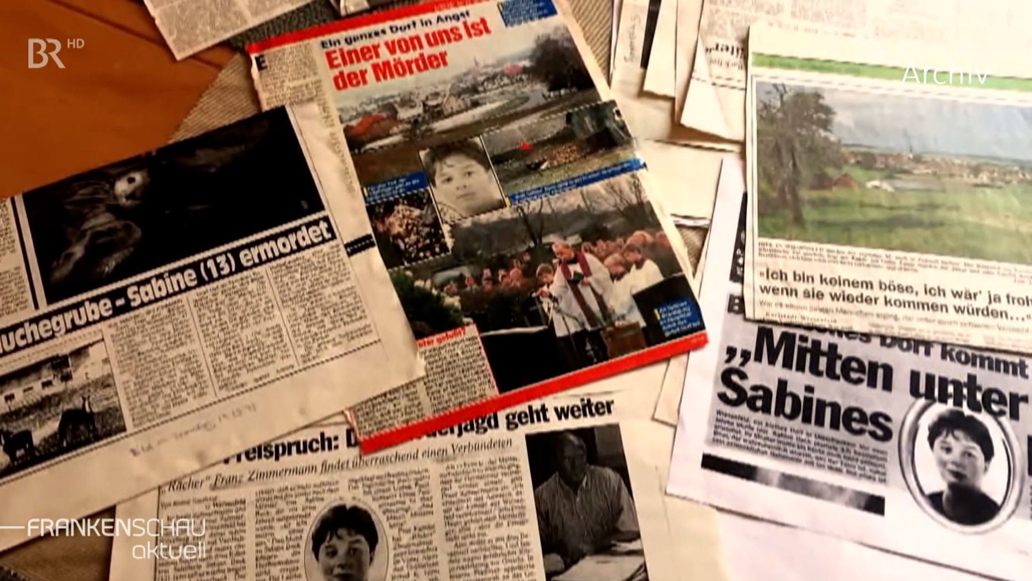 Auf dem Bild sind alte Zeitungsartikel vom Mord zu sehen. | Bild: BR Auf dem Bild sind alte Zeitungsartikel vom Mord zu sehen.