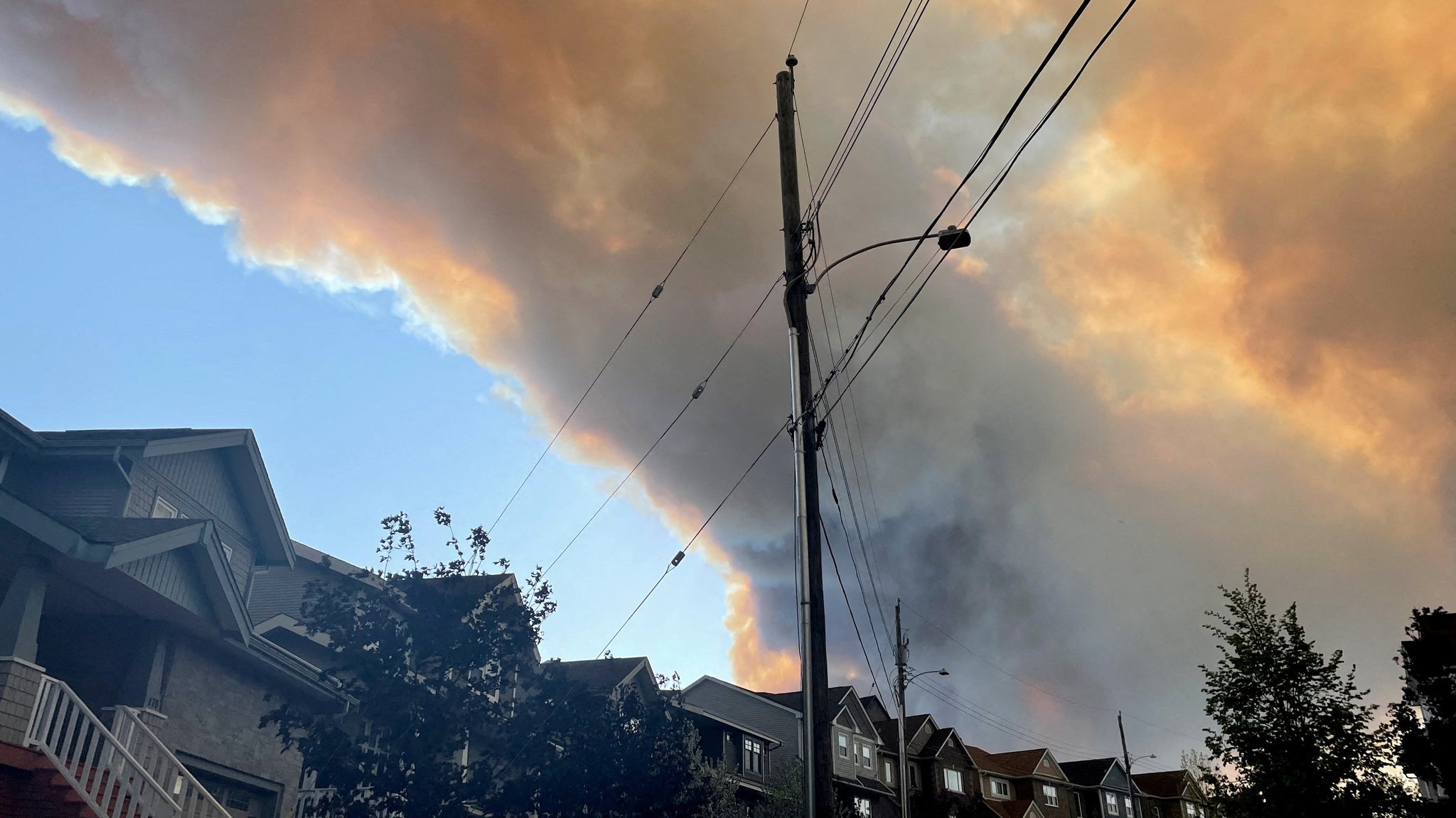 Eine riesige Rauchwolke am Himmel über einer Häuserreihe in der Stadt Bedford, Nova Scotia, Kanada (28.05.2023)