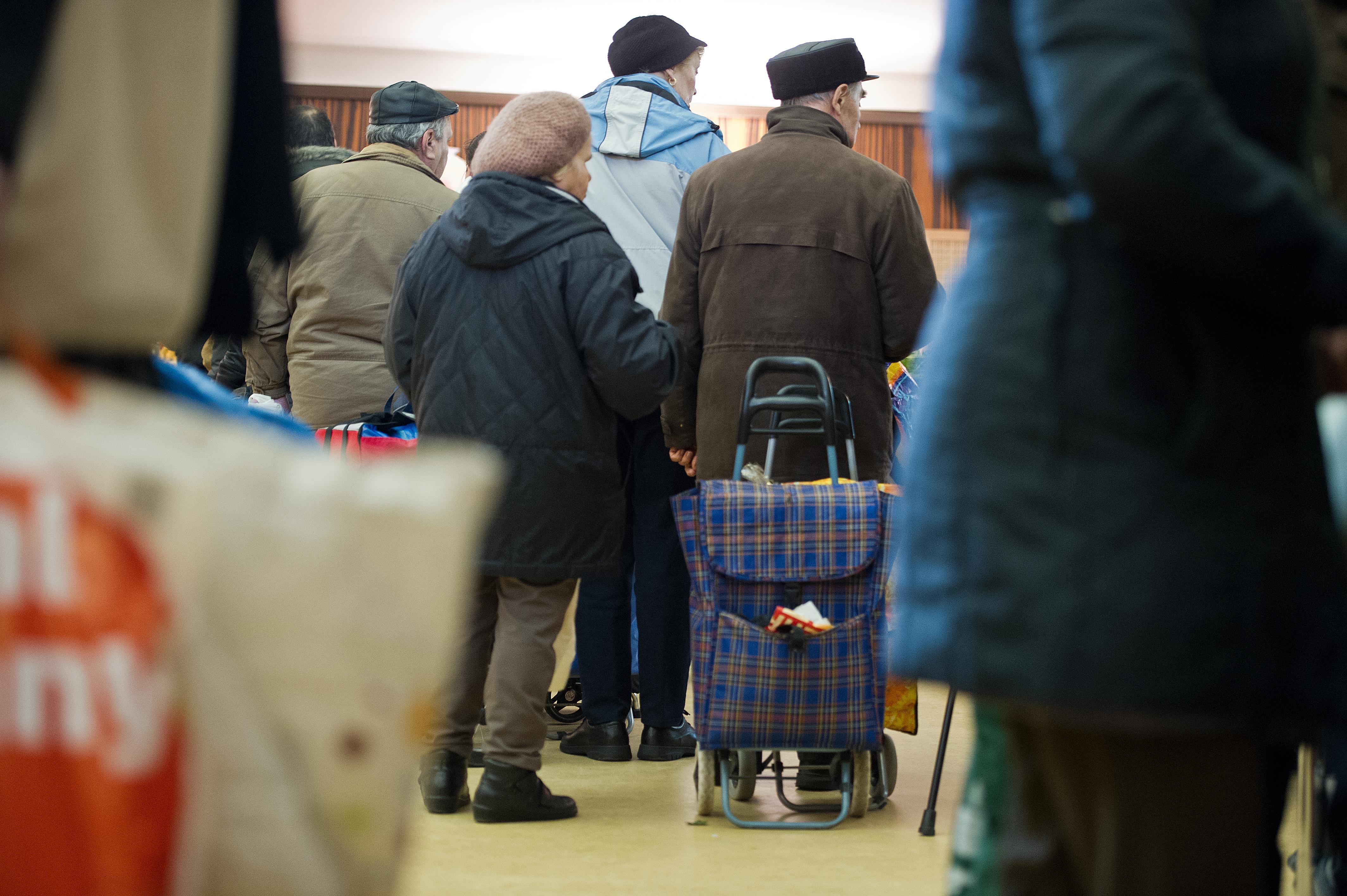 Archivbild: Bedürftige stehen bei einer Tafel um Lebensmittel an 