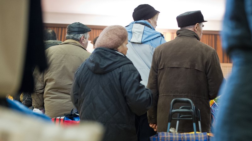 Archivbild: Bedürftige stehen bei einer Tafel um Lebensmittel an | Bild: picture alliance / dpa | Boris Roessler Archivbild: Bedürftige stehen bei einer Tafel um Lebensmittel an