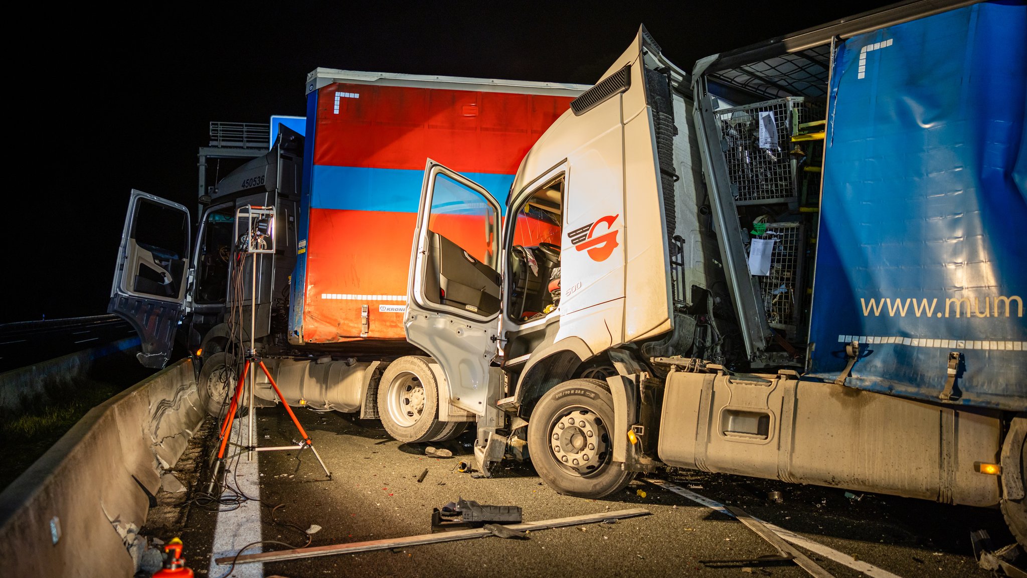 Verkeilte LKW auf der A6 | Bild: NEWS5 / David Oßwald Verkeilte LKW auf der A6