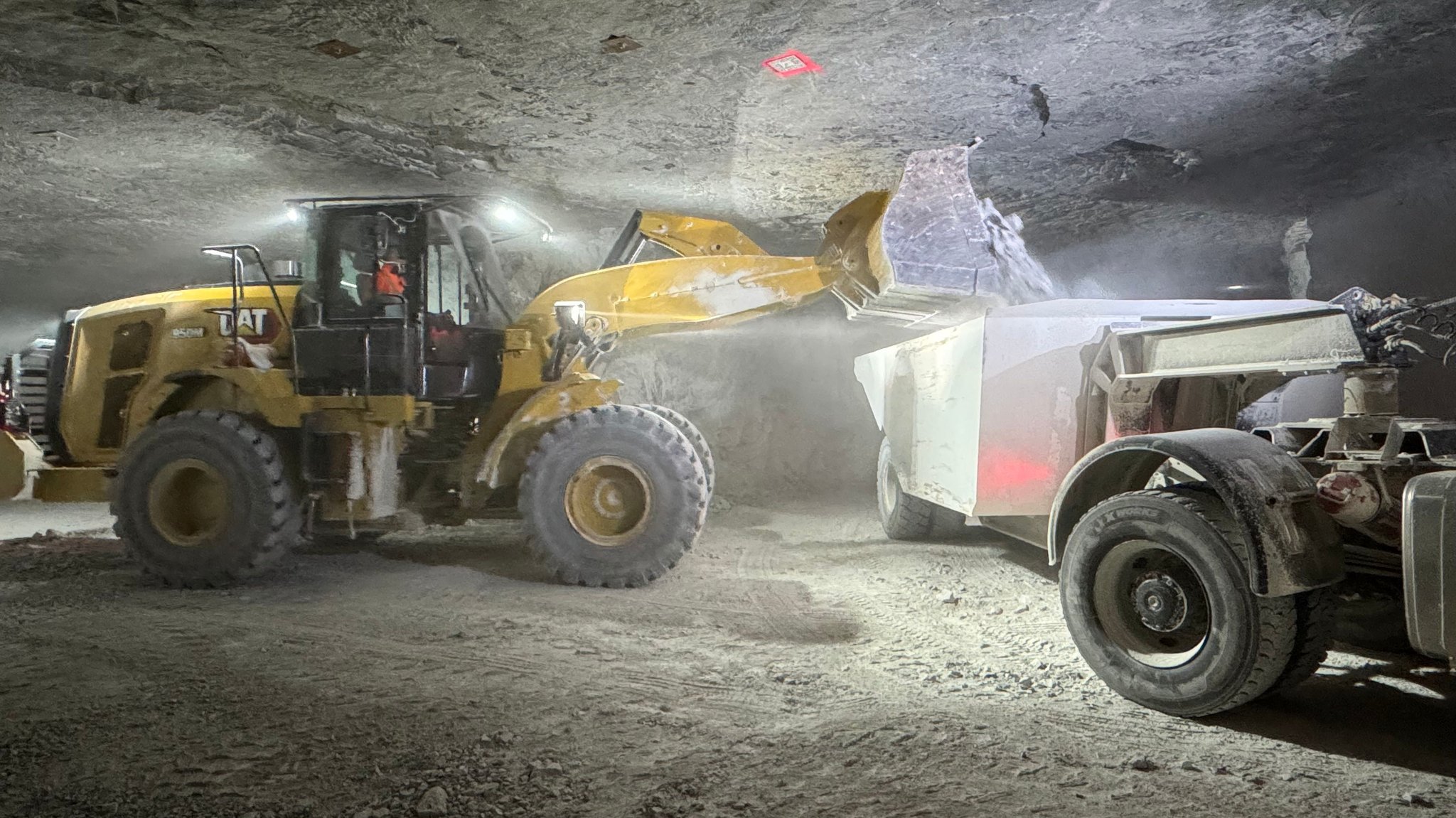 Ein Bagger in einem unterirdischen Bergwerk der Firma Knauf