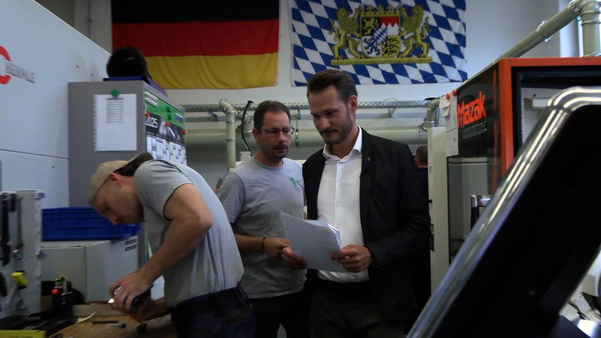 Die deutsche Autoindustrie kämpft mit Gewinneinbrüchen – könnte der Aufschwung der Rüstungsbranche neue Perspektiven bringen?