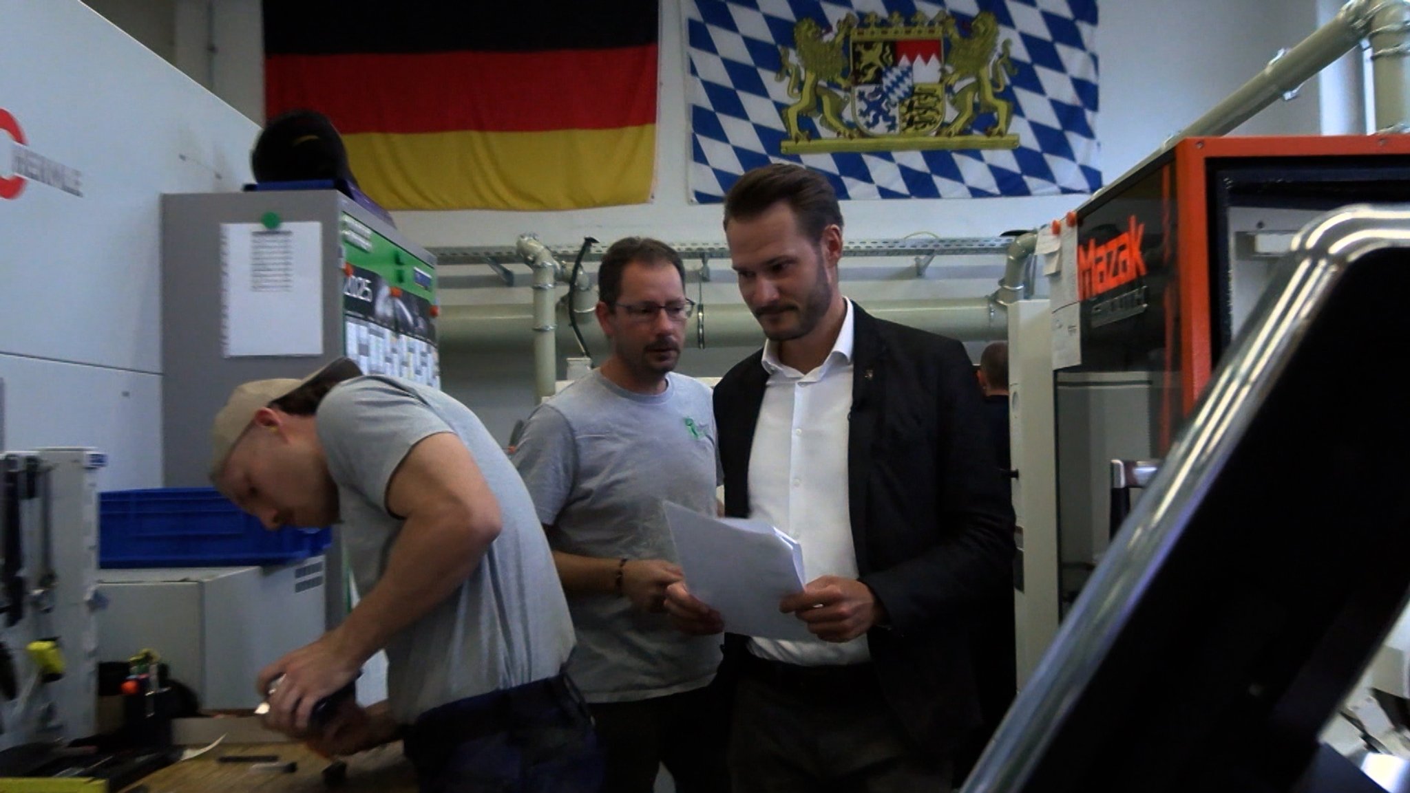 Die deutsche Autoindustrie kämpft mit Gewinneinbrüchen – könnte der Aufschwung der Rüstungsbranche neue Perspektiven bringen?