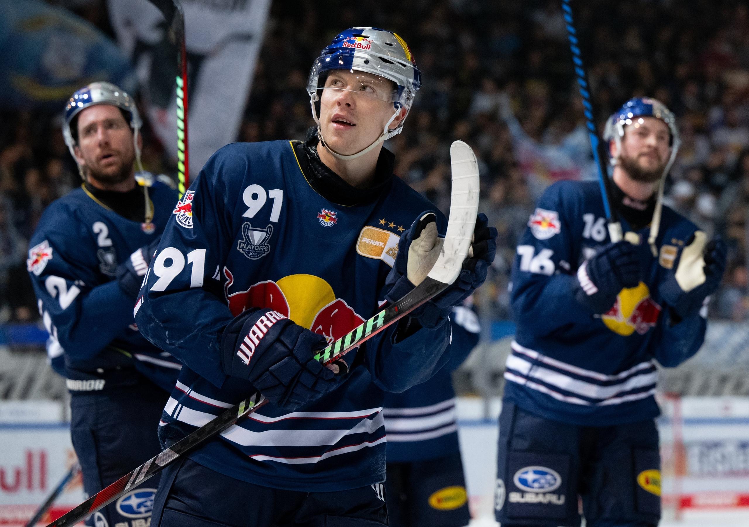 19.03.2024, Bayern, München: Eishockey: DEL, EHC Red Bull München - Grizzlys Wolfsburg, Meisterschaftsrunde, Viertelfinale, 2. Spieltag im Olympia-Eissportzentrum. Filip Varejcka von München jubelt nach dem Spiel. 