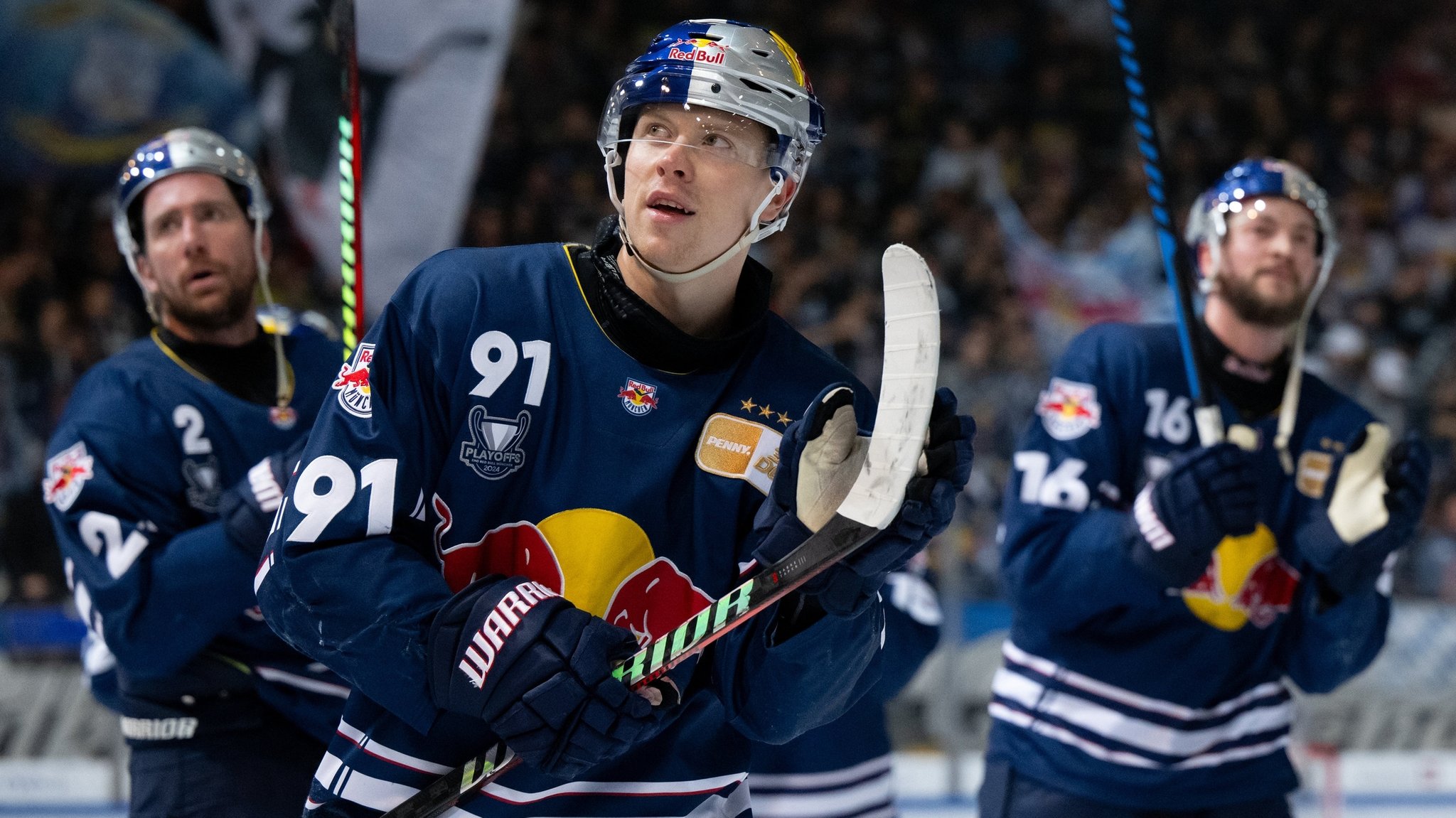 19.03.2024, Bayern, München: Eishockey: DEL, EHC Red Bull München - Grizzlys Wolfsburg, Meisterschaftsrunde, Viertelfinale, 2. Spieltag im Olympia-Eissportzentrum. Filip Varejcka von München jubelt nach dem Spiel. 